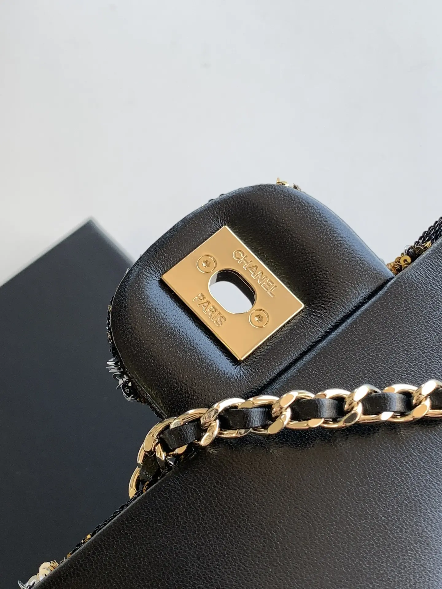 CHANEL CF20 black super glitter sequins beads fall and winter filter SO BLACK fried street super cool 0 physical simply beautiful fried super rare beads cost-effective ultra-high this season's most worth buying bag color sequins splicing glittering love is simply unlimited amplification of its charm temperament elegance and fashion trend are synonymous with it as a dinner bag is also very suitable for the 0 is a lifelong treasured!Size 14-21-8