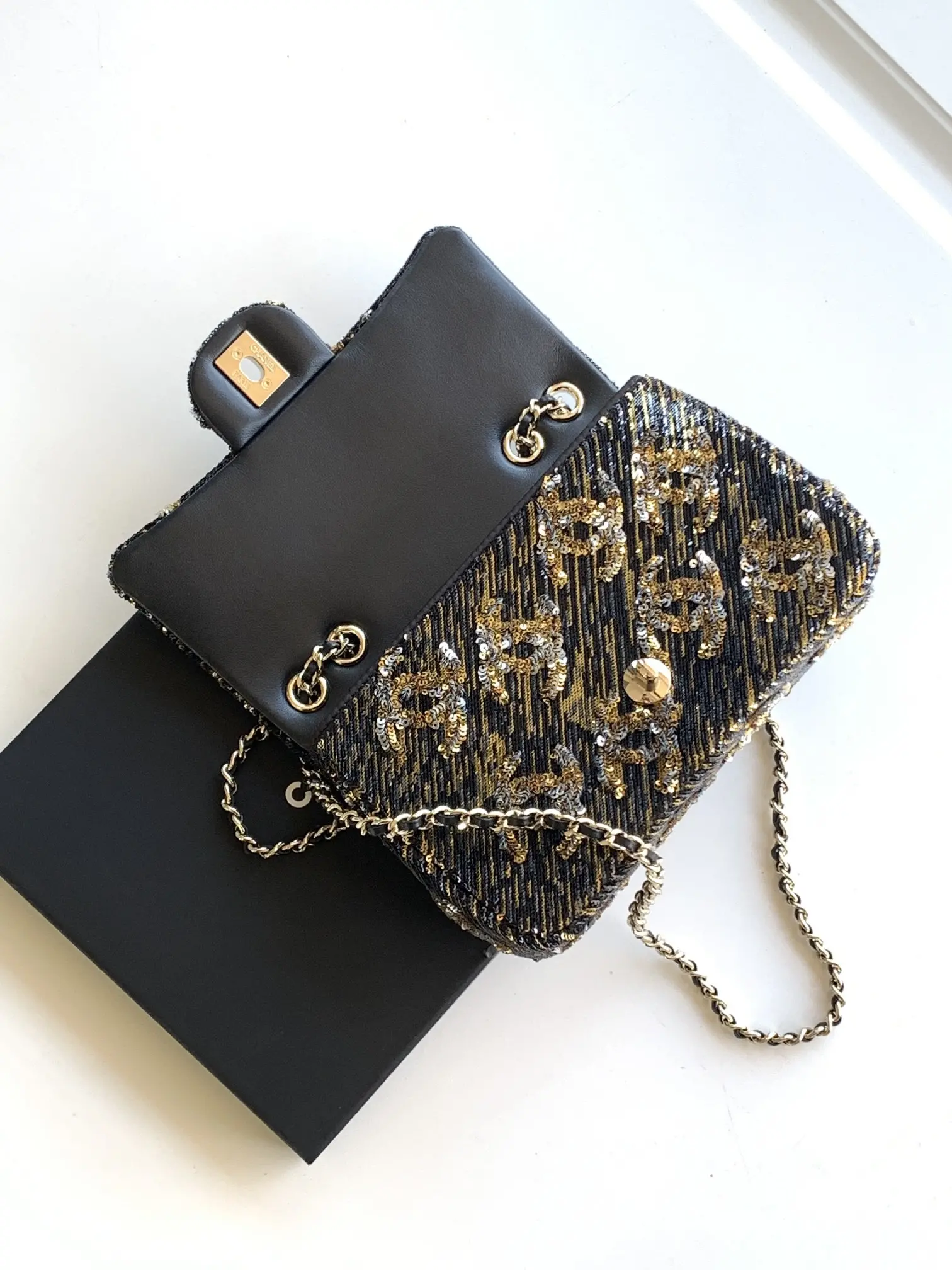 CHANEL CF20 black super glitter sequins beads fall and winter filter SO BLACK fried street super cool 0 physical simply beautiful fried super rare beads cost-effective ultra-high this season's most worth buying bag color sequins splicing glittering love is simply unlimited amplification of its charm temperament elegance and fashion trend are synonymous with it as a dinner bag is also very suitable for the 0 is a lifelong treasured!Size 14-21-8