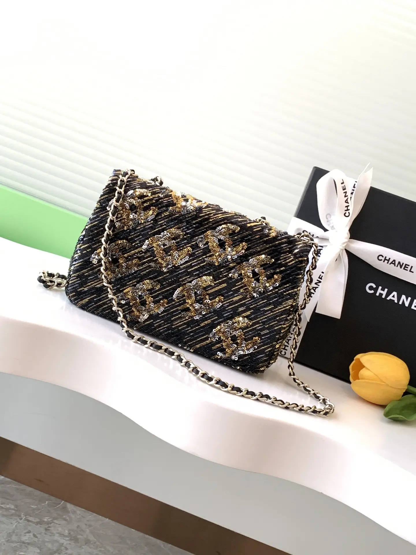 CHANEL CF20 black super glitter sequins beads fall and winter filter SO BLACK fried street super cool 0 physical simply beautiful fried super rare beads cost-effective ultra-high this season's most worth buying bag color sequins splicing glittering love is simply unlimited amplification of its charm temperament elegance and fashion trend are synonymous with it as a dinner bag is also very suitable for the 0 is a lifelong treasured!Size 14-21-8