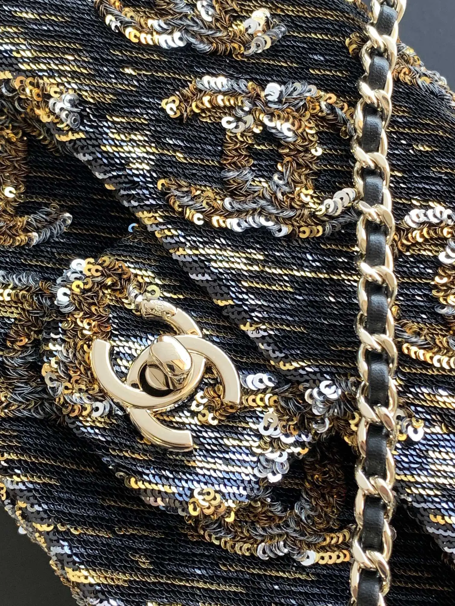 CHANEL CF20 black super glitter sequins beads fall and winter filter SO BLACK fried street super cool 0 physical simply beautiful fried super rare beads cost-effective ultra-high this season's most worth buying bag color sequins splicing glittering love is simply unlimited amplification of its charm temperament elegance and fashion trend are synonymous with it as a dinner bag is also very suitable for the 0 is a lifelong treasured!Size 14-21-8