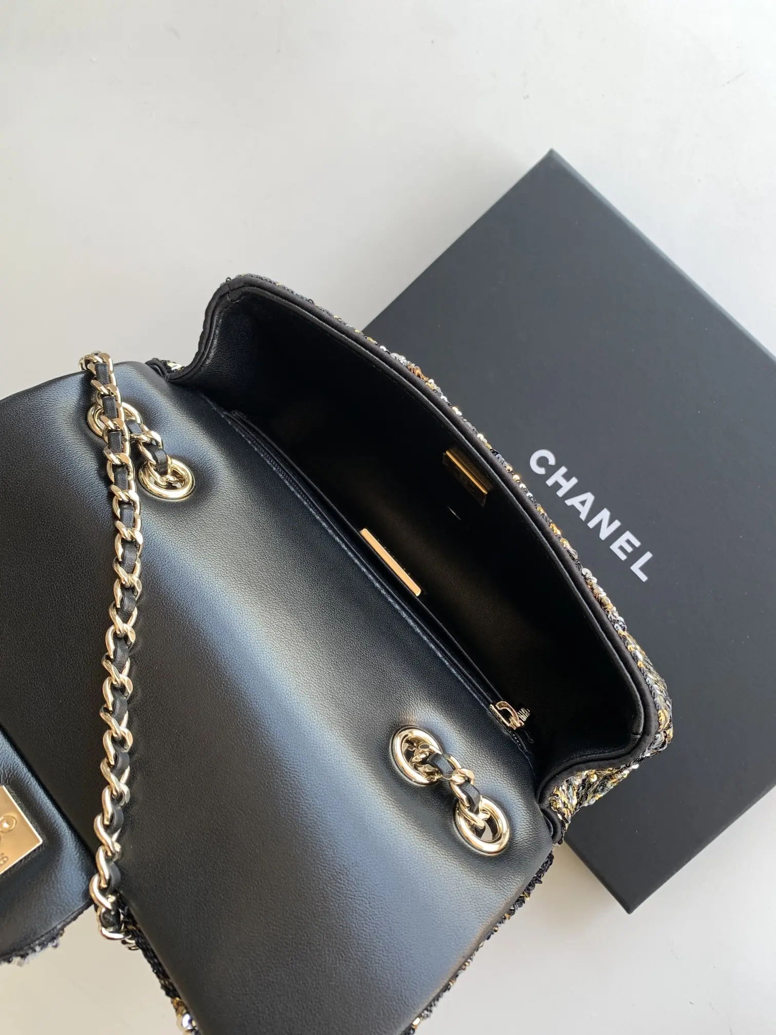 CHANEL CF20 black super glitter sequins beads fall and winter filter SO BLACK fried street super cool 0 physical simply beautiful fried super rare beads cost-effective ultra-high this season's most worth buying bag color sequins splicing glittering love is simply unlimited amplification of its charm temperament elegance and fashion trend are synonymous with it as a dinner bag is also very suitable for the 0 is a lifelong treasured!Size 14-21-8