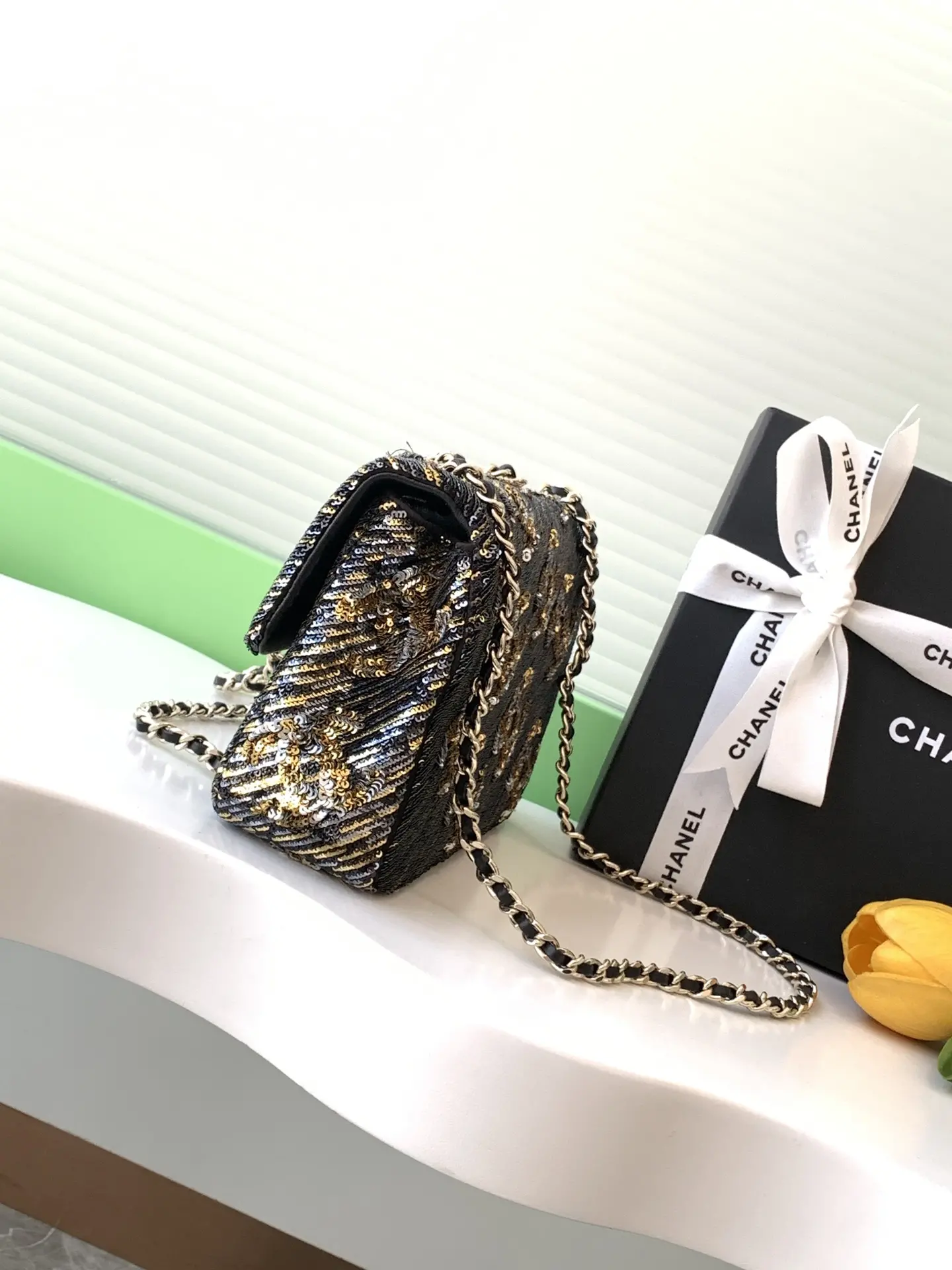 CHANEL CF20 black super glitter sequins beads fall and winter filter SO BLACK fried street super cool 0 physical simply beautiful fried super rare beads cost-effective ultra-high this season's most worth buying bag color sequins splicing glittering love is simply unlimited amplification of its charm temperament elegance and fashion trend are synonymous with it as a dinner bag is also very suitable for the 0 is a lifelong treasured!Size 14-21-8