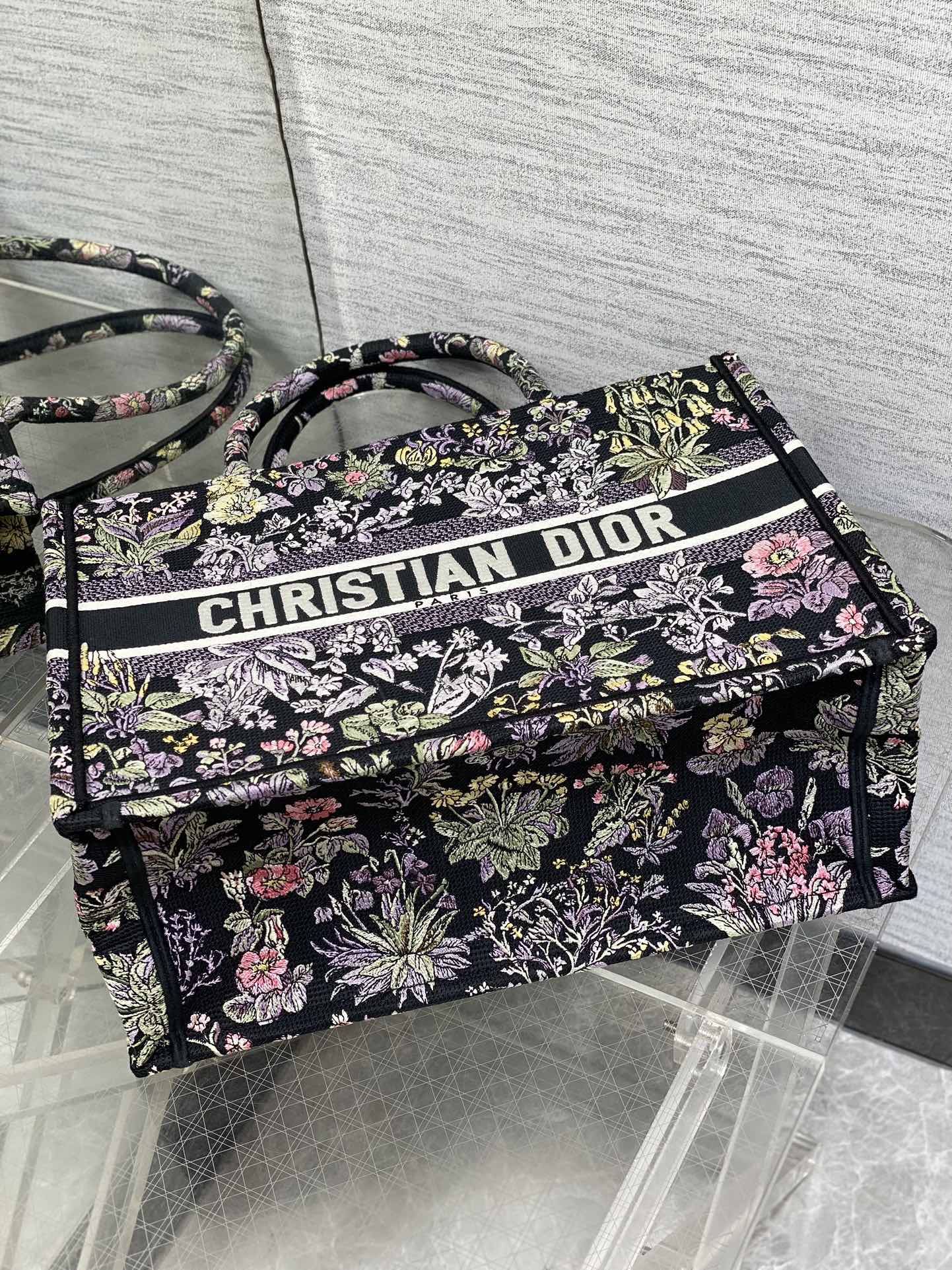 P1100 GoldTote Autumn/Winter Around the world pattern stars decorated with flowers in tribute to the Scottish heritage theme of the series at the same time to convey a kind of poetic romance floral embroidery pattern beautiful color blocking iconic lettering large capacity design styling tool fashion must-have models capacity is also proper all kinds of miscellaneous items into the inside of the throw on the good!size:42*18*35cm