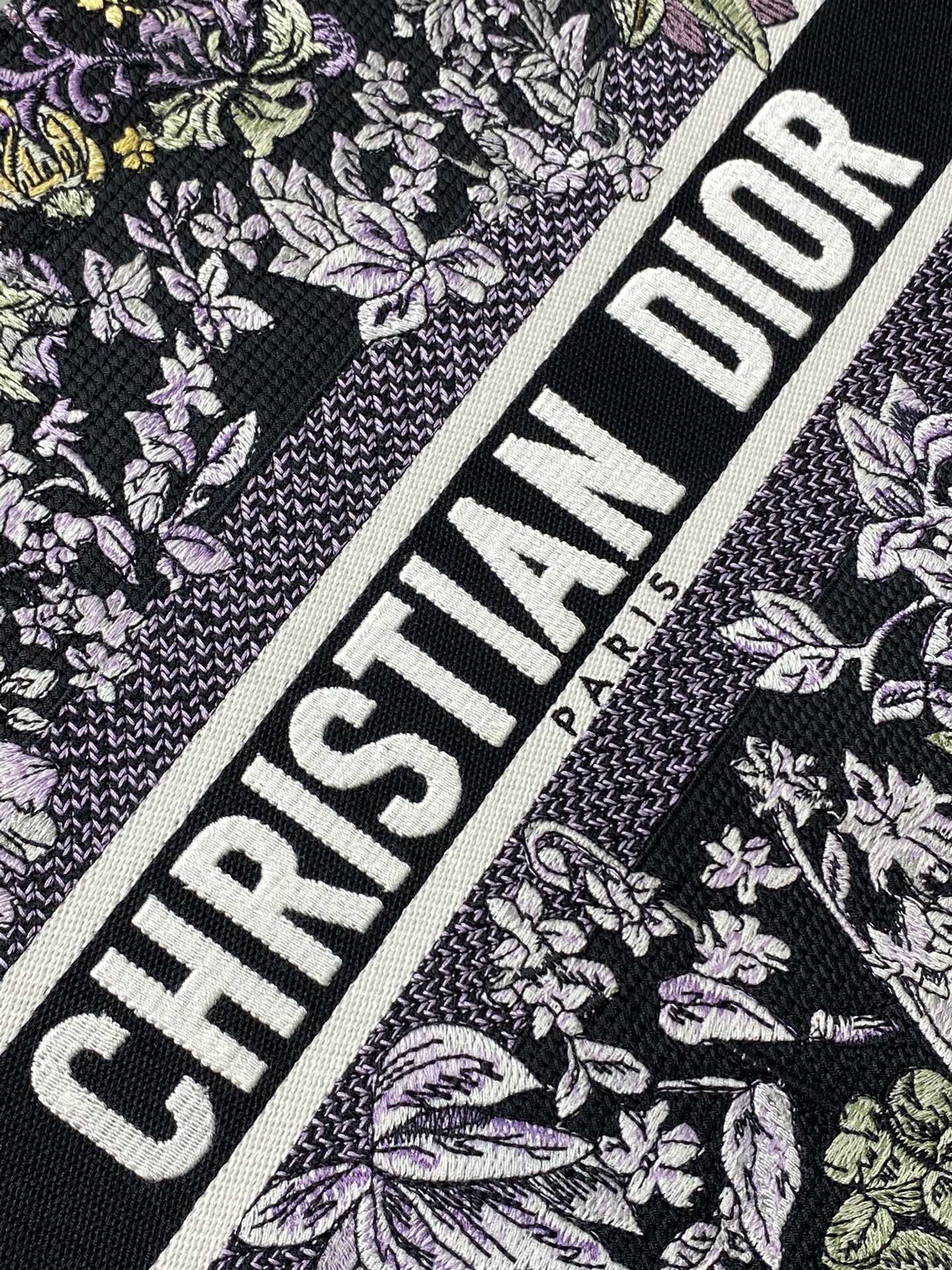 P1100 GoldTote Autumn/Winter Around the world pattern stars decorated with flowers in tribute to the Scottish heritage theme of the series at the same time to convey a kind of poetic romance floral embroidery pattern beautiful color blocking iconic lettering large capacity design styling tool fashion must-have models capacity is also proper all kinds of miscellaneous items into the inside of the throw on the good!size:42*18*35cm