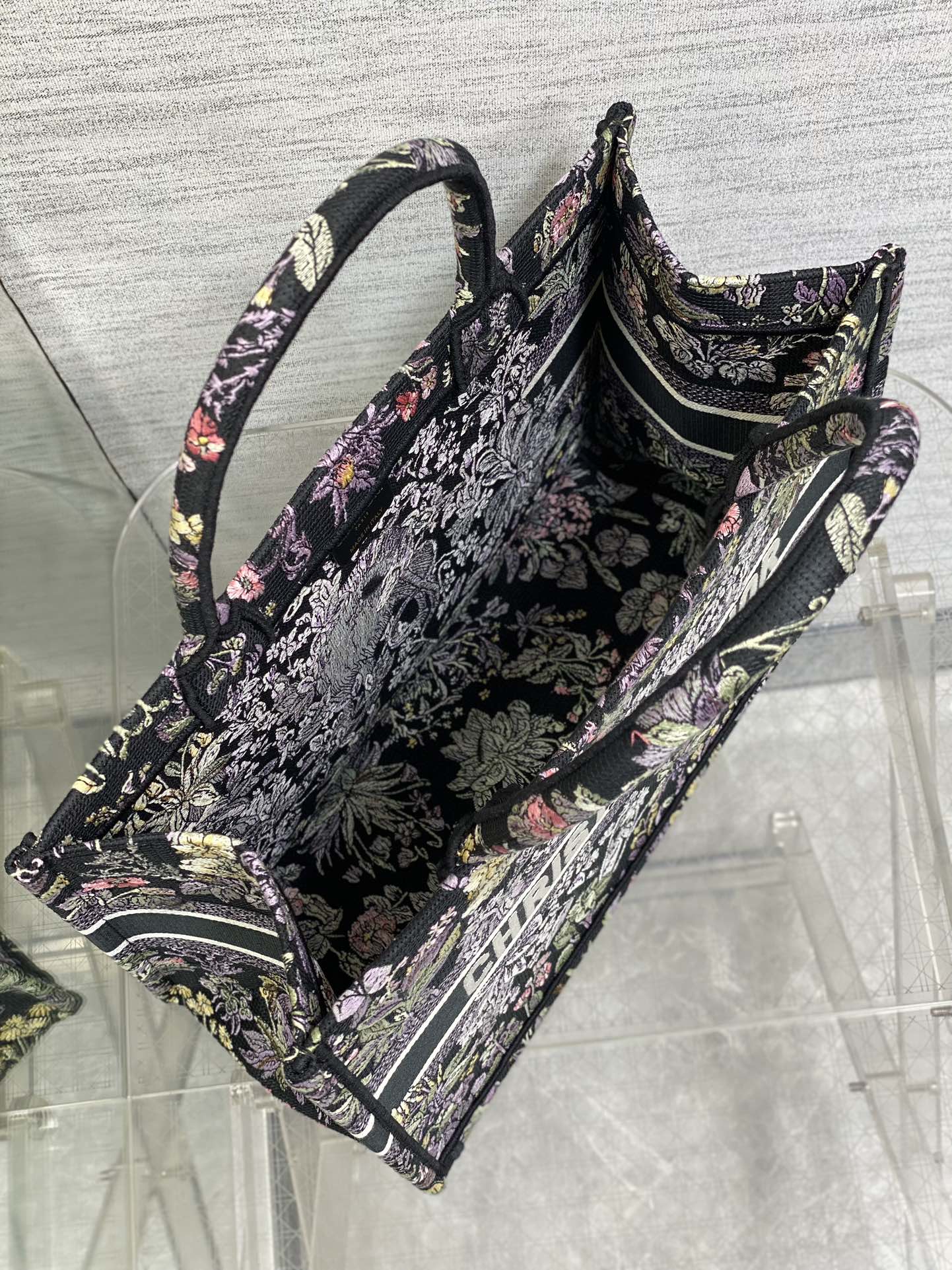 P1100 GoldTote Autumn/Winter Around the world pattern stars decorated with flowers in tribute to the Scottish heritage theme of the series at the same time to convey a kind of poetic romance floral embroidery pattern beautiful color blocking iconic lettering large capacity design styling tool fashion must-have models capacity is also proper all kinds of miscellaneous items into the inside of the throw on the good!size:42*18*35cm