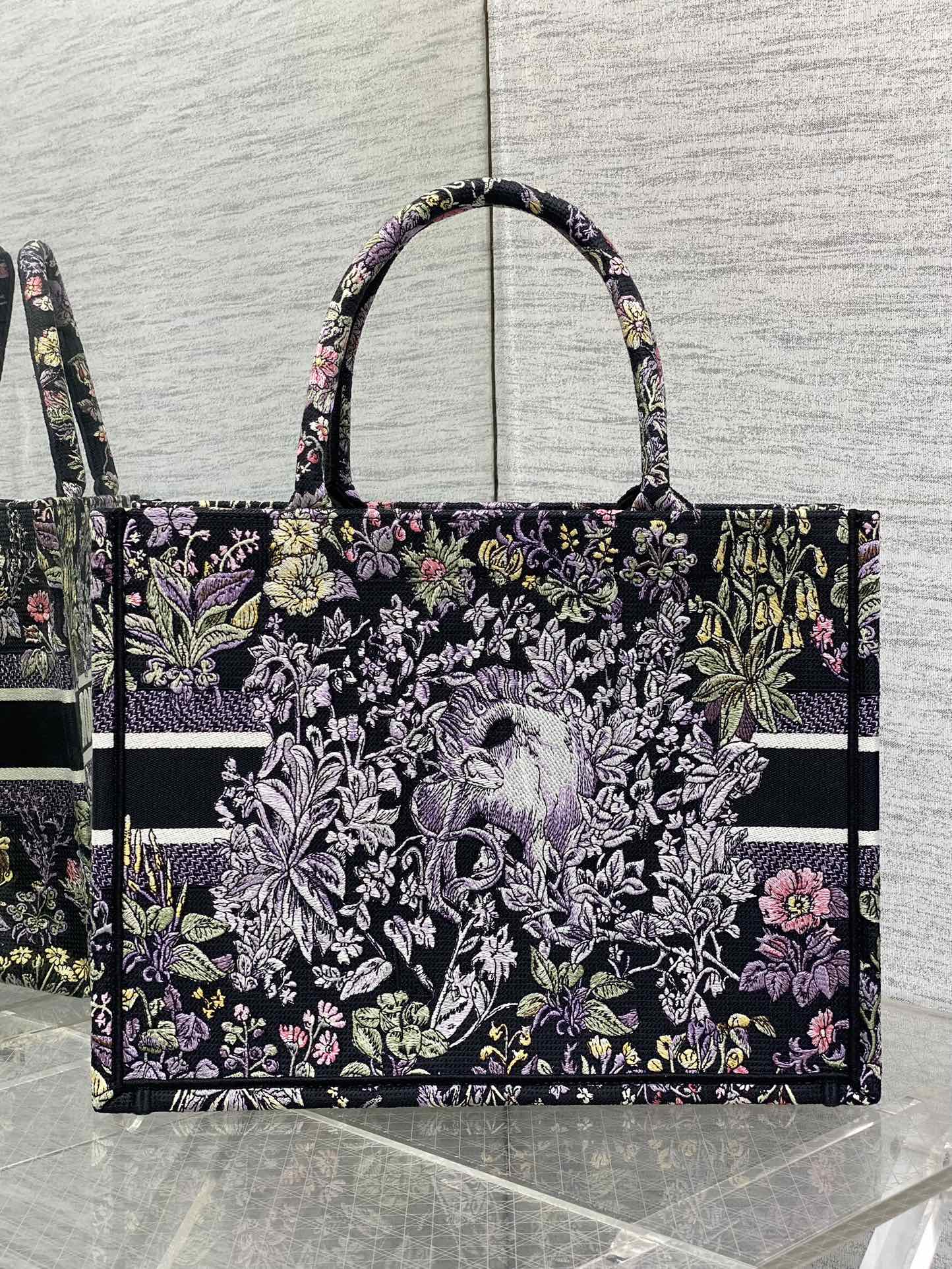 P1100 GoldTote Autumn/Winter Around the world pattern stars decorated with flowers in tribute to the Scottish heritage theme of the series at the same time to convey a kind of poetic romance floral embroidery pattern beautiful color blocking iconic lettering large capacity design styling tool fashion must-have models capacity is also proper all kinds of miscellaneous items into the inside of the throw on the good!size:42*18*35cm