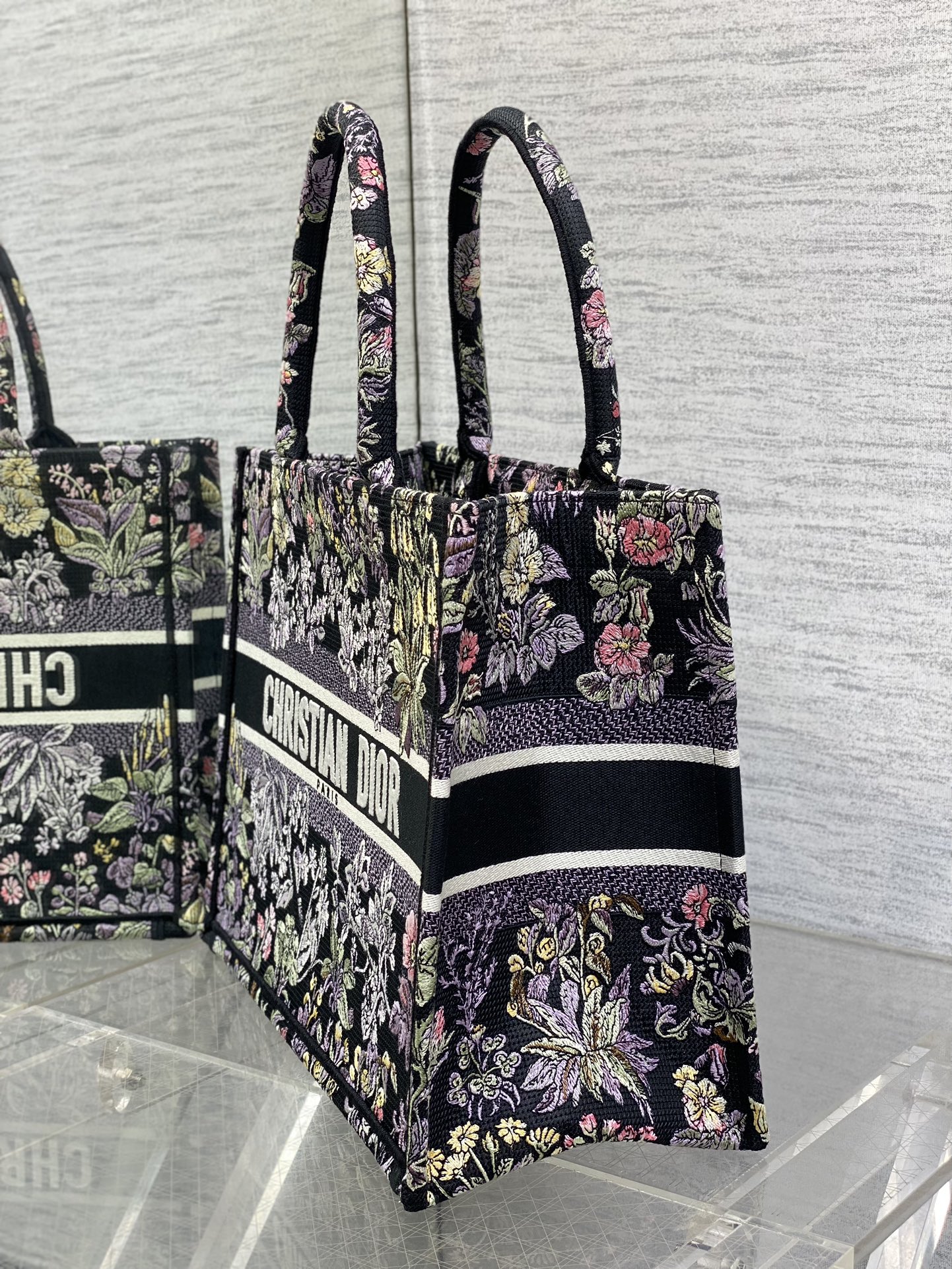 P1100 GoldTote Autumn/Winter Around the world pattern stars decorated with flowers in tribute to the Scottish heritage theme of the series at the same time to convey a kind of poetic romance floral embroidery pattern beautiful color blocking iconic lettering large capacity design styling tool fashion must-have models capacity is also proper all kinds of miscellaneous items into the inside of the throw on the good!size:42*18*35cm