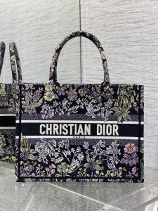 P1100 GoldTote Autumn/Winter Around the world pattern stars decorated with flowers in tribute to the Scottish heritage theme of the series at the same time to convey a kind of poetic romance floral embroidery pattern beautiful color blocking iconic lettering large capacity design styling tool fashion must-have models capacity is also proper all kinds of miscellaneous items into the inside of the throw on the good!size:42*18*35cm