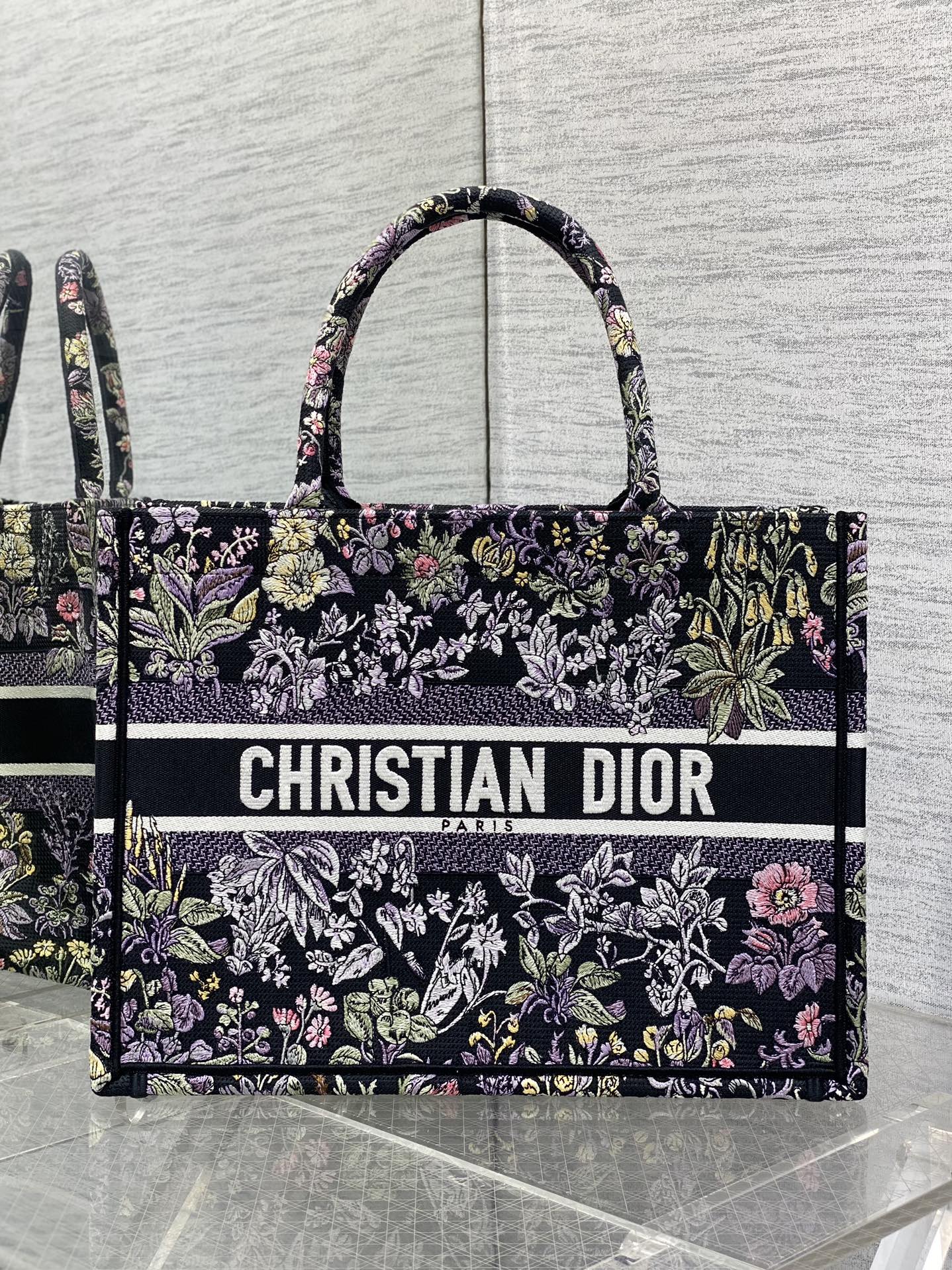 P1100 GoldTote Autumn/Winter Around the world pattern stars decorated with flowers in tribute to the Scottish heritage theme of the series at the same time to convey a kind of poetic romance floral embroidery pattern beautiful color blocking iconic lettering large capacity design styling tool fashion must-have models capacity is also proper all kinds of miscellaneous items into the inside of the throw on the good!size:42*18*35cm