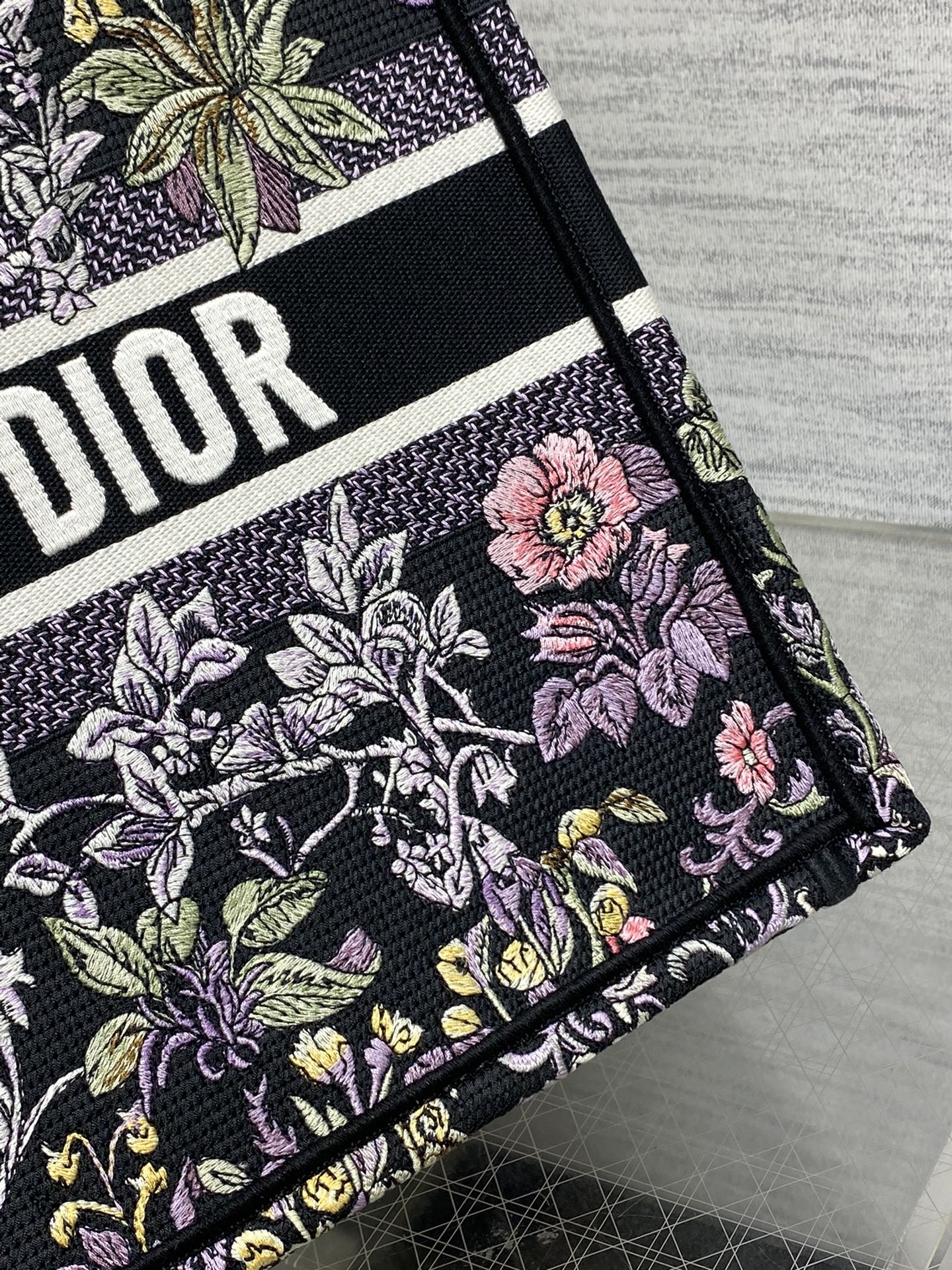 P1100 GoldTote Autumn/Winter Around the world pattern stars decorated with flowers in tribute to the Scottish heritage theme of the series at the same time to convey a kind of poetic romance floral embroidery pattern beautiful color blocking iconic lettering large capacity design styling tool fashion must-have models capacity is also proper all kinds of miscellaneous items into the inside of the throw on the good!size:42*18*35cm