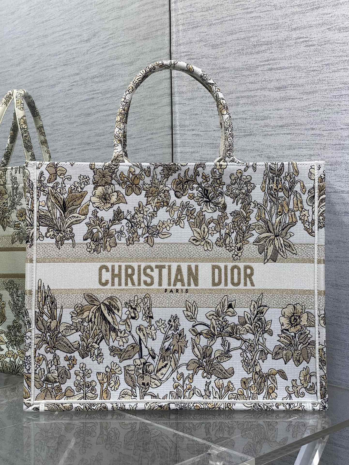 P1100 GoldTote Autumn/Winter Around the world pattern stars decorated with flowers in tribute to the Scottish heritage theme of the series at the same time to convey a kind of poetic romance floral embroidery pattern beautiful color blocking iconic lettering large capacity design styling tool fashion must-have models capacity is also proper all kinds of miscellaneous items into the inside of the throw on the good!size:42*18*35cm