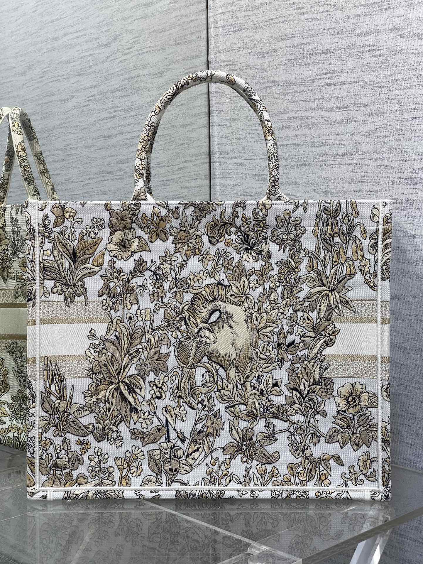 P1100 GoldTote Autumn/Winter Around the world pattern stars decorated with flowers in tribute to the Scottish heritage theme of the series at the same time to convey a kind of poetic romance floral embroidery pattern beautiful color blocking iconic lettering large capacity design styling tool fashion must-have models capacity is also proper all kinds of miscellaneous items into the inside of the throw on the good!size:42*18*35cm