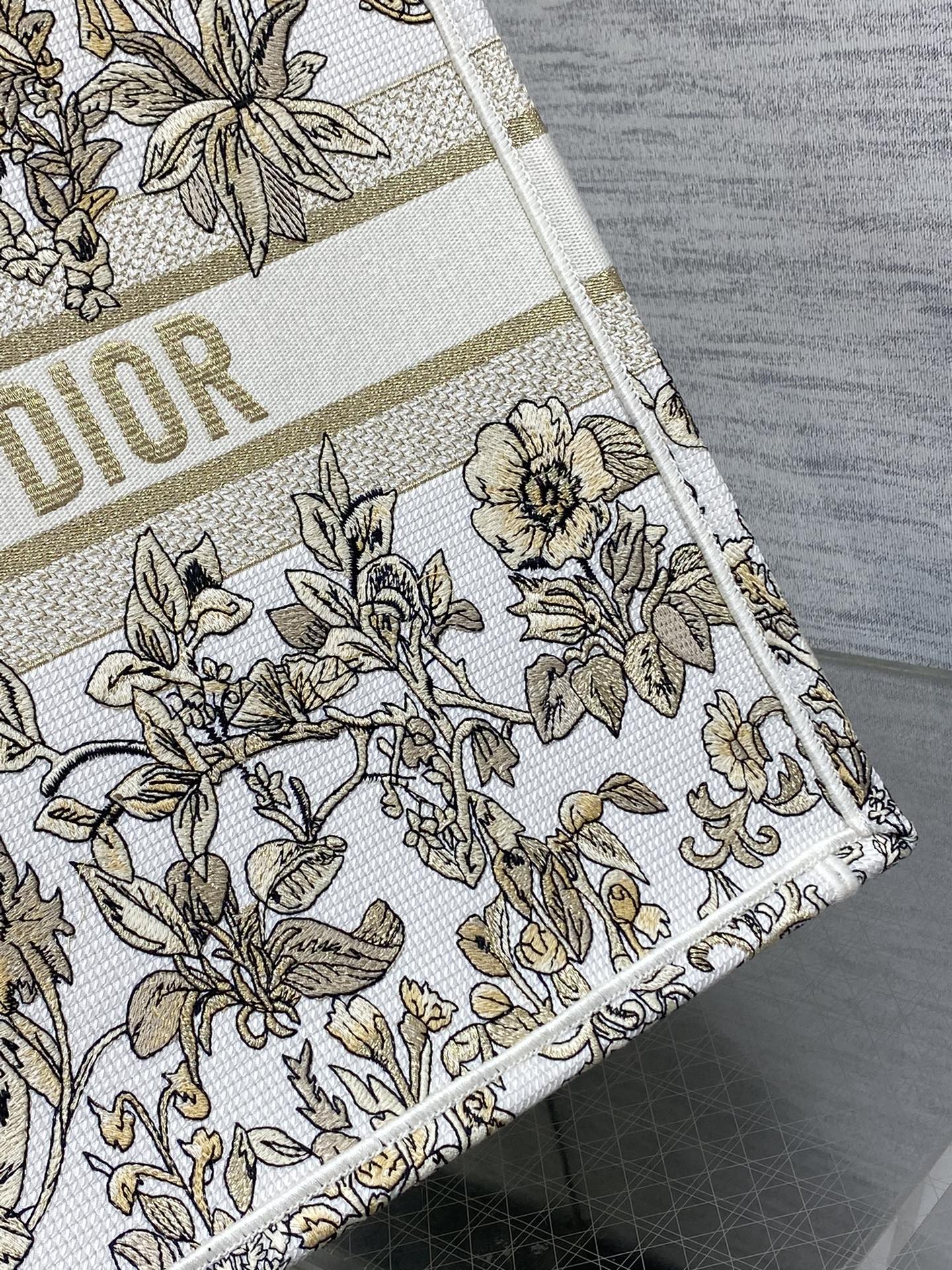 P1100 GoldTote Autumn/Winter Around the world pattern stars decorated with flowers in tribute to the Scottish heritage theme of the series at the same time to convey a kind of poetic romance floral embroidery pattern beautiful color blocking iconic lettering large capacity design styling tool fashion must-have models capacity is also proper all kinds of miscellaneous items into the inside of the throw on the good!size:42*18*35cm