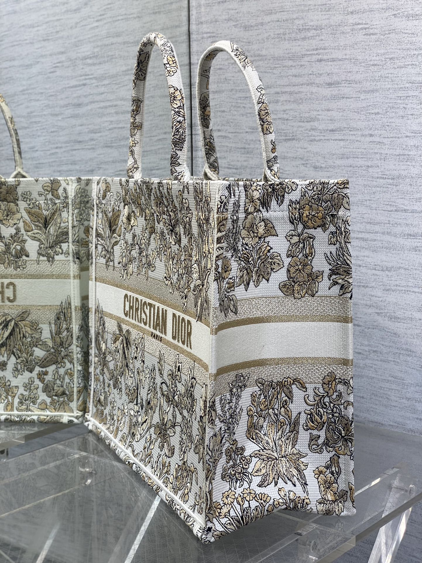 P1100 GoldTote Autumn/Winter Around the world pattern stars decorated with flowers in tribute to the Scottish heritage theme of the series at the same time to convey a kind of poetic romance floral embroidery pattern beautiful color blocking iconic lettering large capacity design styling tool fashion must-have models capacity is also proper all kinds of miscellaneous items into the inside of the throw on the good!size:42*18*35cm