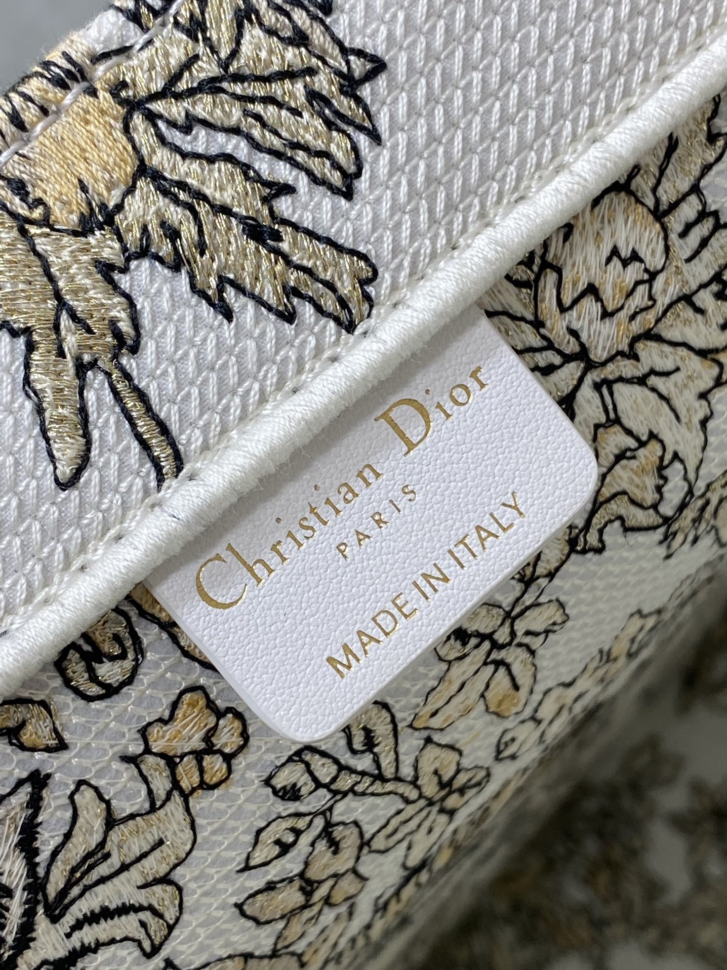 P1100 GoldTote Autumn/Winter Around the world pattern stars decorated with flowers in tribute to the Scottish heritage theme of the series at the same time to convey a kind of poetic romance floral embroidery pattern beautiful color blocking iconic lettering large capacity design styling tool fashion must-have models capacity is also proper all kinds of miscellaneous items into the inside of the throw on the good!size:42*18*35cm