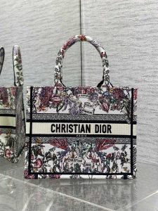P900 SmallTote size small was planted this bag 🌿 a little shorter than the original small size looks very showy 😘 both retained the small bag of the delicate and lovely and both the large bag of large capacity to fully meet the daily use of travel 🙋🏻‍♀️ classic embroidery iconic letters of the fashionable and versatile but also full of vintage atmosphere! 🤗size: 26*8*22cm