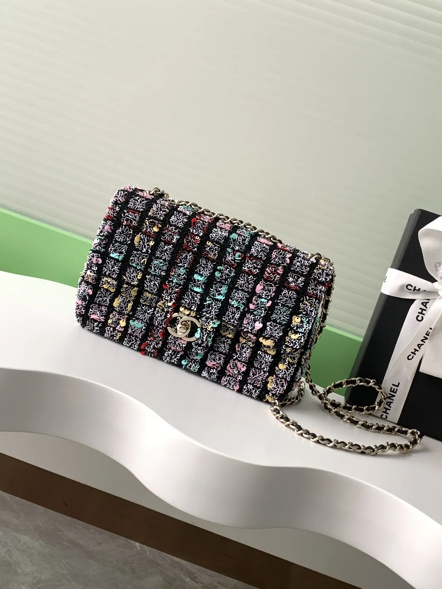 CHANEL black color sequins models CF20 sink in the beauty of the dream!Multi-colored sequins cleverly blended like a dream colorful wow ~ shiny glossy bag surface is easy to let the girl glowing unique charm Yo [Star R] [Star R] every detail is beautiful to let people sink wow ~ both luxury and sweet dream love bag is also long so aba!Size 20Packaging