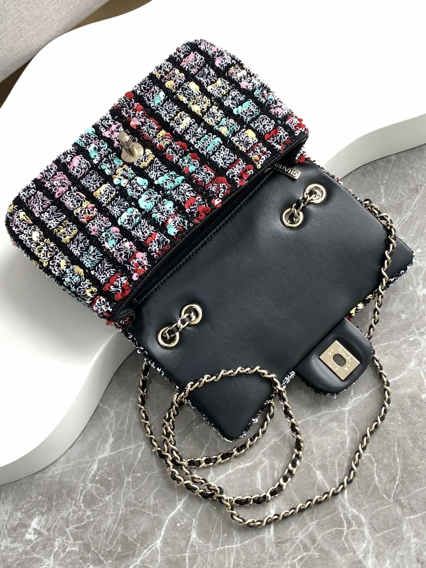 Picture [6]-CHANEL black color sequins models CF20 Sink in the beauty of the dream la colorful sequins cleverly blended like a dream of colorful wow ~ shiny glossy bag surface is easy to let the girl glowing unique charm Yo [Star R] [Star R] every detail is beautiful to let people sink wow ~ both luxury and no loss of sweetness dream love bag is also long like this aba size 20 with packaging - high quality replica handbags