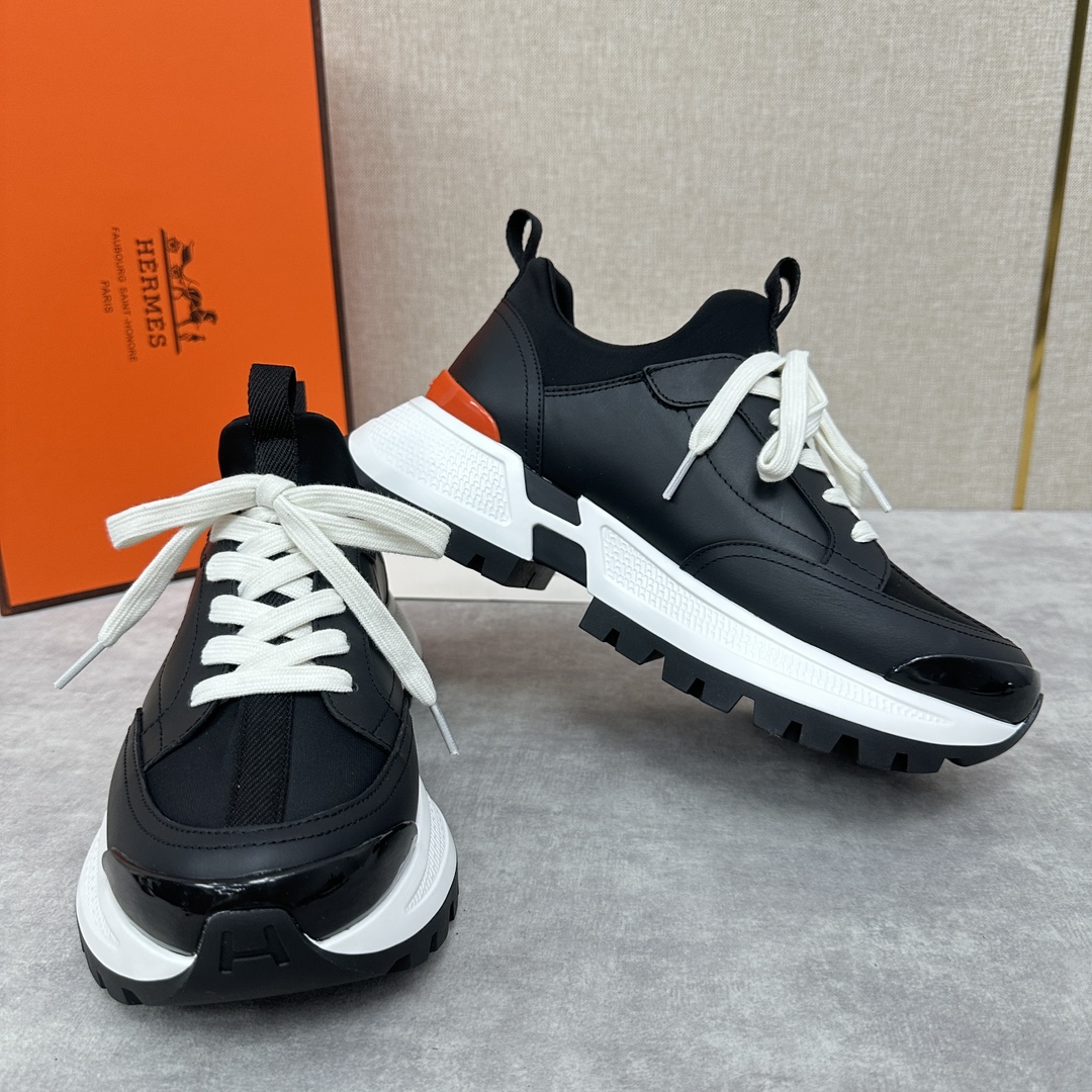 The Hermes Jumpy sneaker collection features a combination of materials, imported cowhide leather and high-tech Jersey fabric prints, webbing across the upper and webbing on the tongue, webbing on the heel, and webbing on the toe and heel with a glossy TPU patch and the original combination of two-tone rubber soles. The spirit of the century-old Fubo presents this new creation, which opens the way for the continuation of the spirit through the details of each detail, bringing a fun, artistic and modern style. Surprising encounters to create a very light and energetic fashionable modern style! The letter "H" is accompanied by the letter "H" in four colors! Available in the original packaging!Standard counter size: 39-44# (38.45🉑️ customized) P840