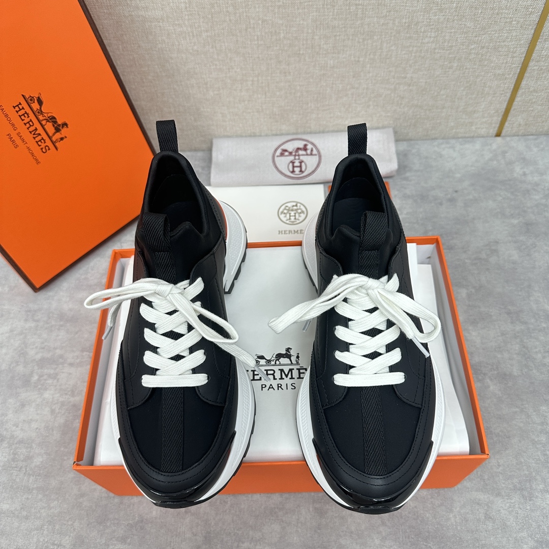 The Hermes Jumpy sneaker collection features a combination of materials, imported cowhide leather and high-tech Jersey fabric prints, webbing across the upper and webbing on the tongue, webbing on the heel, and webbing on the toe and heel with a glossy TPU patch and the original combination of two-tone rubber soles. The spirit of the century-old Fubo presents this new creation, which opens the way for the continuation of the spirit through the details of each detail, bringing a fun, artistic and modern style. Surprising encounters to create a very light and energetic fashionable modern style! The letter "H" is accompanied by the letter "H" in four colors! Available in the original packaging!Standard counter size: 39-44# (38.45🉑️ customized) P840