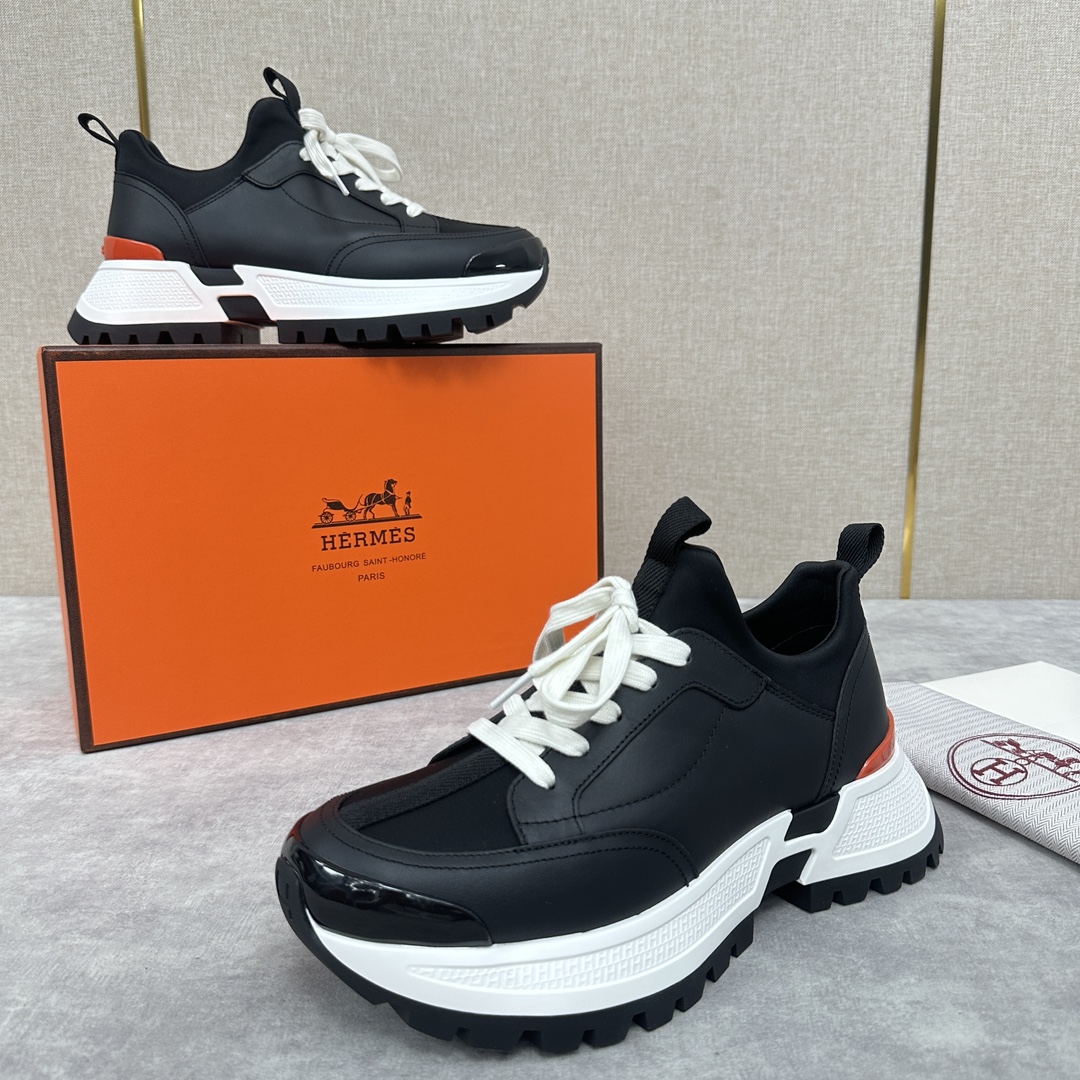 The Hermes Jumpy sneaker collection features a combination of materials, imported cowhide leather and high-tech Jersey fabric prints, webbing across the upper and webbing on the tongue, webbing on the heel, and webbing on the toe and heel with a glossy TPU patch and the original combination of two-tone rubber soles. The spirit of the century-old Fubo presents this new creation, which opens the way for the continuation of the spirit through the details of each detail, bringing a fun, artistic and modern style. Surprising encounters to create a very light and energetic fashionable modern style! The letter "H" is accompanied by the letter "H" in four colors! Available in the original packaging!Standard counter size: 39-44# (38.45🉑️ customized) P840