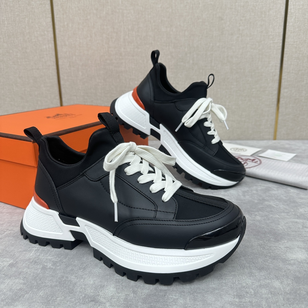 The Hermes Jumpy sneaker collection features a combination of materials, imported cowhide leather and high-tech Jersey fabric prints, webbing across the upper and webbing on the tongue, webbing on the heel, and webbing on the toe and heel with a glossy TPU patch and the original combination of two-tone rubber soles. The spirit of the century-old Fubo presents this new creation, which opens the way for the continuation of the spirit through the details of each detail, bringing a fun, artistic and modern style. Surprising encounters to create a very light and energetic fashionable modern style! The letter "H" is accompanied by the letter "H" in four colors! Available in the original packaging!Standard counter size: 39-44# (38.45🉑️ customized) P840