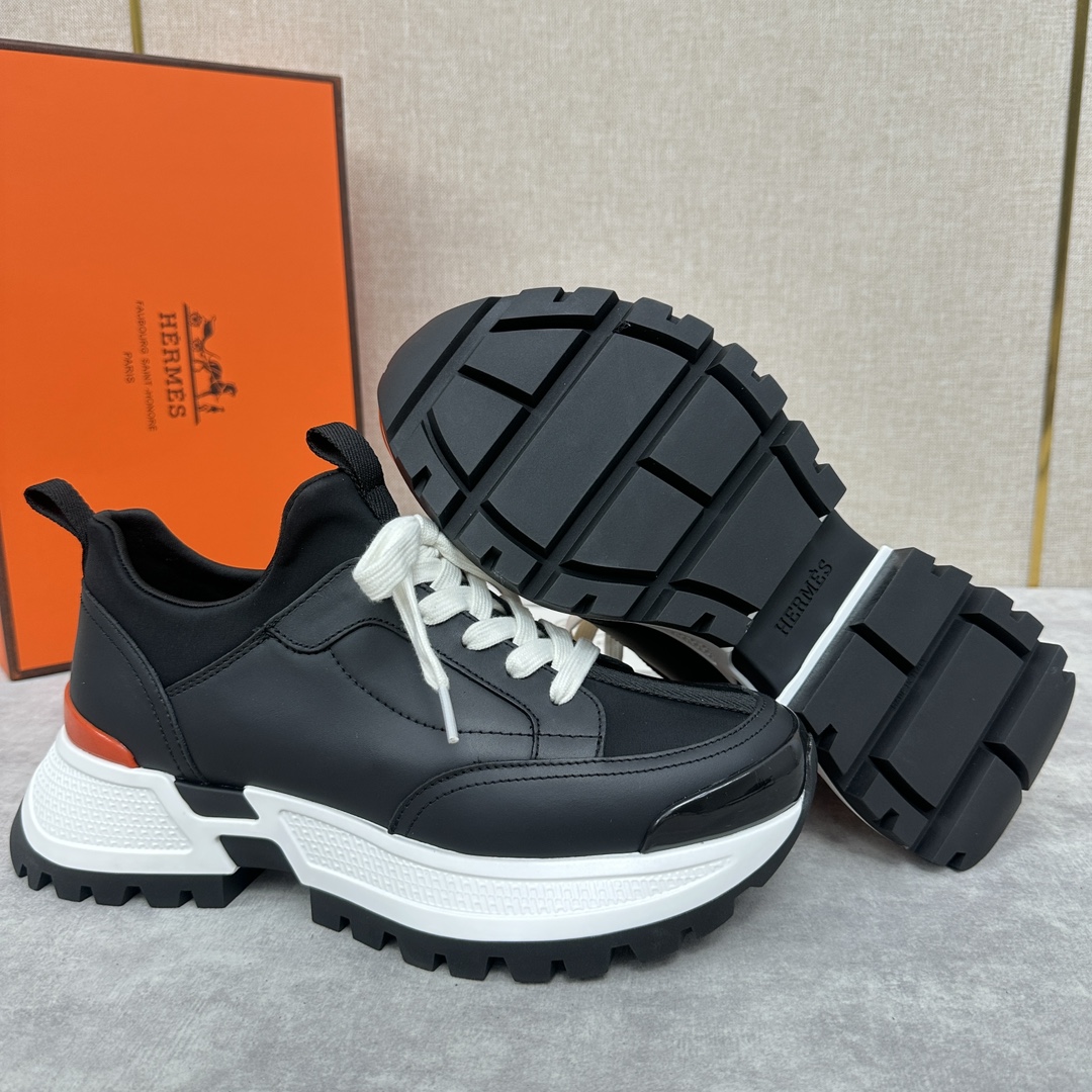 The Hermes Jumpy sneaker collection features a combination of materials, imported cowhide leather and high-tech Jersey fabric prints, webbing across the upper and webbing on the tongue, webbing on the heel, and webbing on the toe and heel with a glossy TPU patch and the original combination of two-tone rubber soles. The spirit of the century-old Fubo presents this new creation, which opens the way for the continuation of the spirit through the details of each detail, bringing a fun, artistic and modern style. Surprising encounters to create a very light and energetic fashionable modern style! The letter "H" is accompanied by the letter "H" in four colors! Available in the original packaging!Standard counter size: 39-44# (38.45🉑️ customized) P840