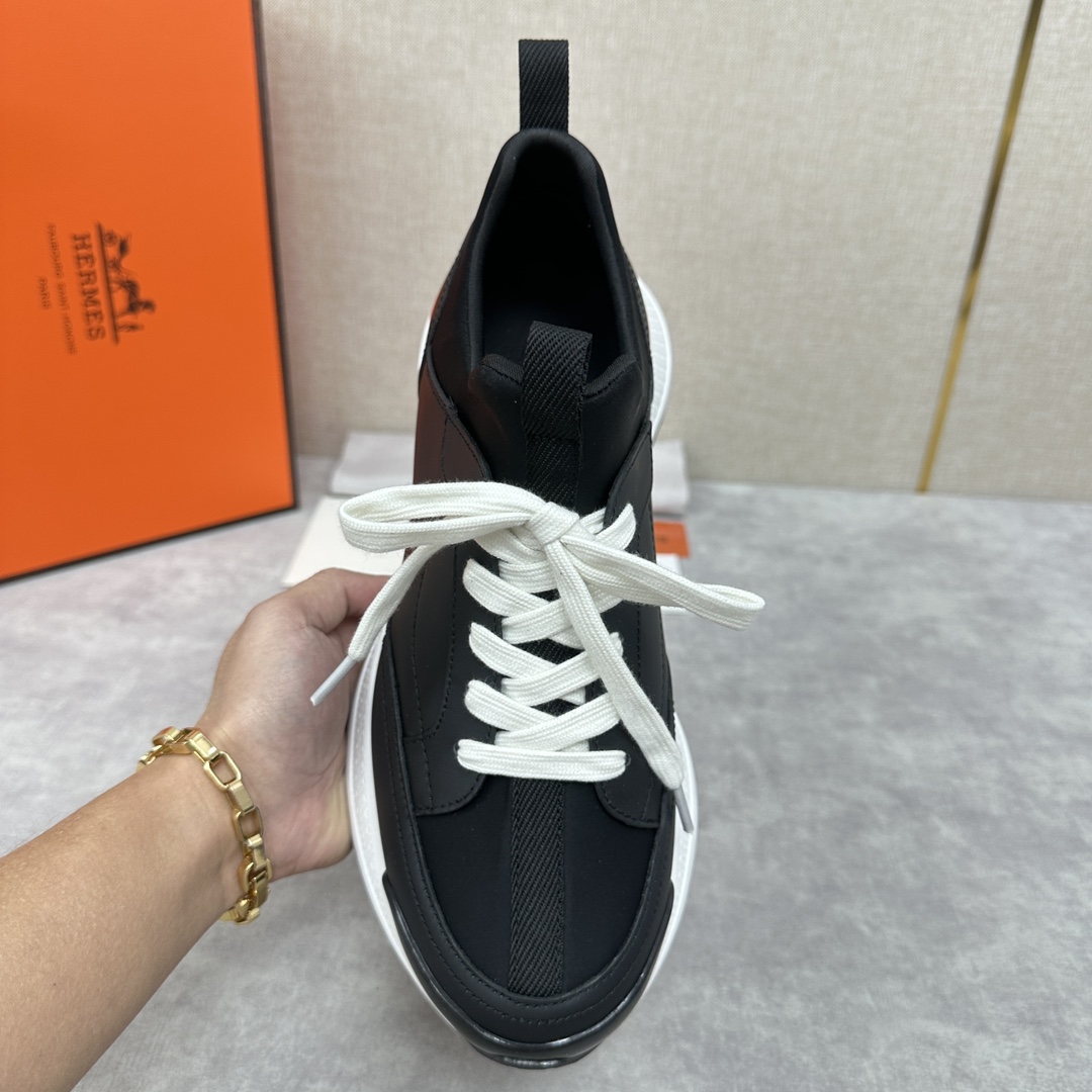 The Hermes Jumpy sneaker collection features a combination of materials, imported cowhide leather and high-tech Jersey fabric prints, webbing across the upper and webbing on the tongue, webbing on the heel, and webbing on the toe and heel with a glossy TPU patch and the original combination of two-tone rubber soles. The spirit of the century-old Fubo presents this new creation, which opens the way for the continuation of the spirit through the details of each detail, bringing a fun, artistic and modern style. Surprising encounters to create a very light and energetic fashionable modern style! The letter "H" is accompanied by the letter "H" in four colors! Available in the original packaging!Standard counter size: 39-44# (38.45🉑️ customized) P840