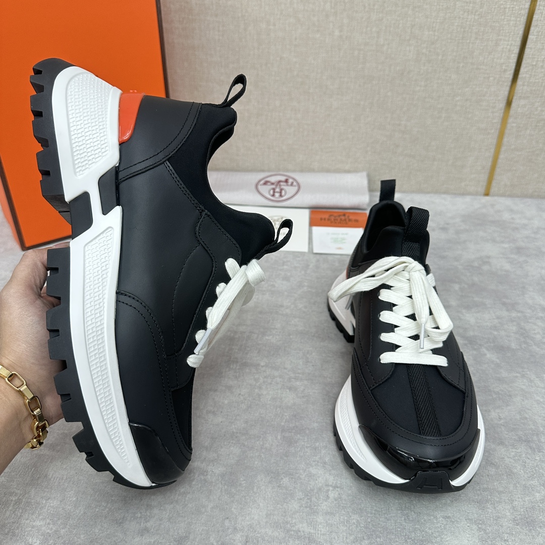 The Hermes Jumpy sneaker collection features a combination of materials, imported cowhide leather and high-tech Jersey fabric prints, webbing across the upper and webbing on the tongue, webbing on the heel, and webbing on the toe and heel with a glossy TPU patch and the original combination of two-tone rubber soles. The spirit of the century-old Fubo presents this new creation, which opens the way for the continuation of the spirit through the details of each detail, bringing a fun, artistic and modern style. Surprising encounters to create a very light and energetic fashionable modern style! The letter "H" is accompanied by the letter "H" in four colors! Available in the original packaging!Standard counter size: 39-44# (38.45🉑️ customized) P840