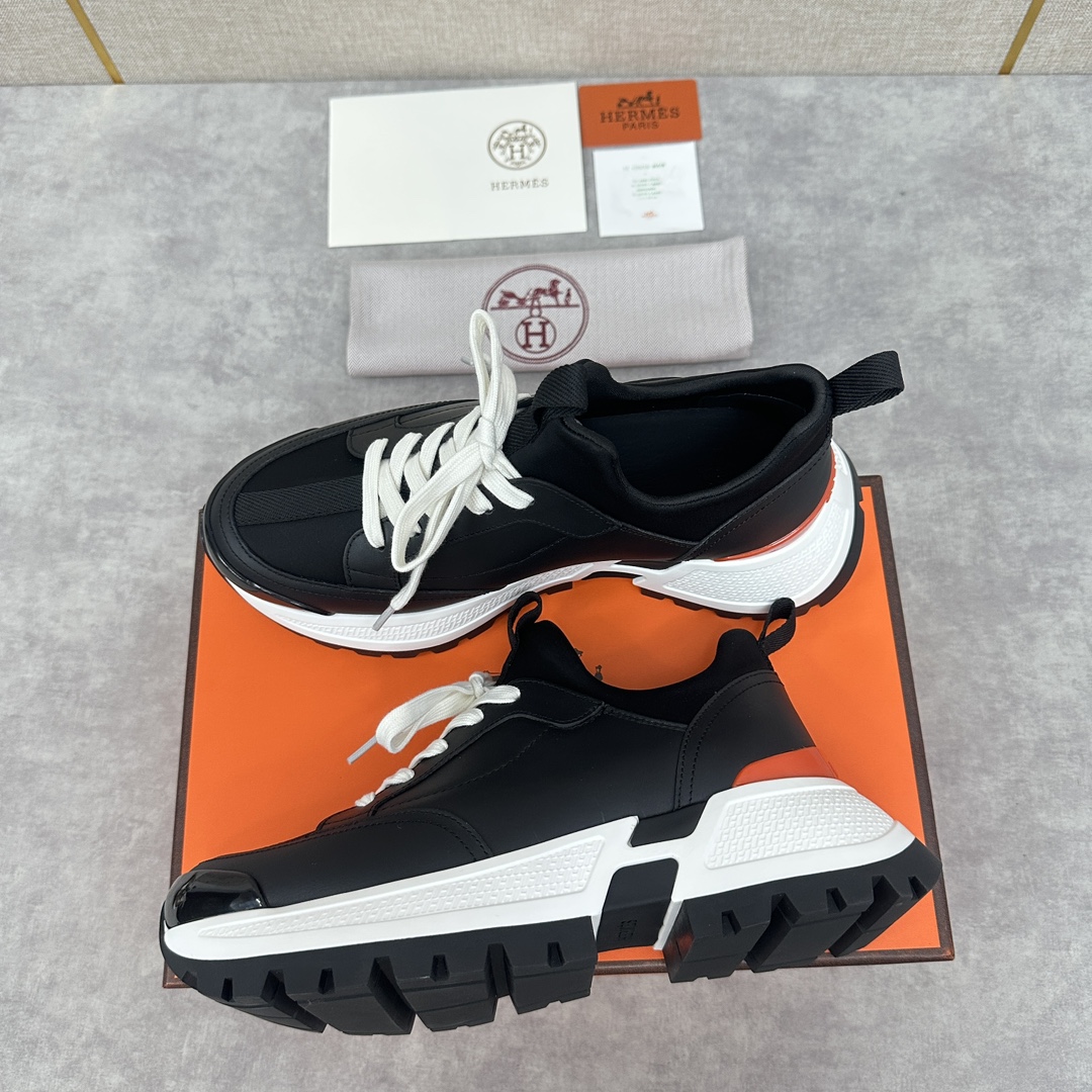 The Hermes Jumpy sneaker collection features a combination of materials, imported cowhide leather and high-tech Jersey fabric prints, webbing across the upper and webbing on the tongue, webbing on the heel, and webbing on the toe and heel with a glossy TPU patch and the original combination of two-tone rubber soles. The spirit of the century-old Fubo presents this new creation, which opens the way for the continuation of the spirit through the details of each detail, bringing a fun, artistic and modern style. Surprising encounters to create a very light and energetic fashionable modern style! The letter "H" is accompanied by the letter "H" in four colors! Available in the original packaging!Standard counter size: 39-44# (38.45🉑️ customized) P840
