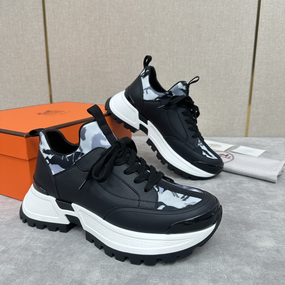 The Hermes Jumpy sneaker collection features a combination of materials, imported cowhide leather and high-tech Jersey fabric prints, webbing across the upper and webbing on the tongue, webbing on the heel, and webbing on the toe and heel with a glossy TPU patch and the original combination of two-tone rubber soles. The spirit of the century-old Fubo presents this new creation, which opens the way for the continuation of the spirit through the details of each detail, bringing a fun, artistic and modern style. Surprising encounters to create a very light and energetic fashionable modern style! The letter "H" is accompanied by the letter "H" in four colors! Available in the original packaging!Standard counter size: 39-44# (38.45🉑️ customized) P840
