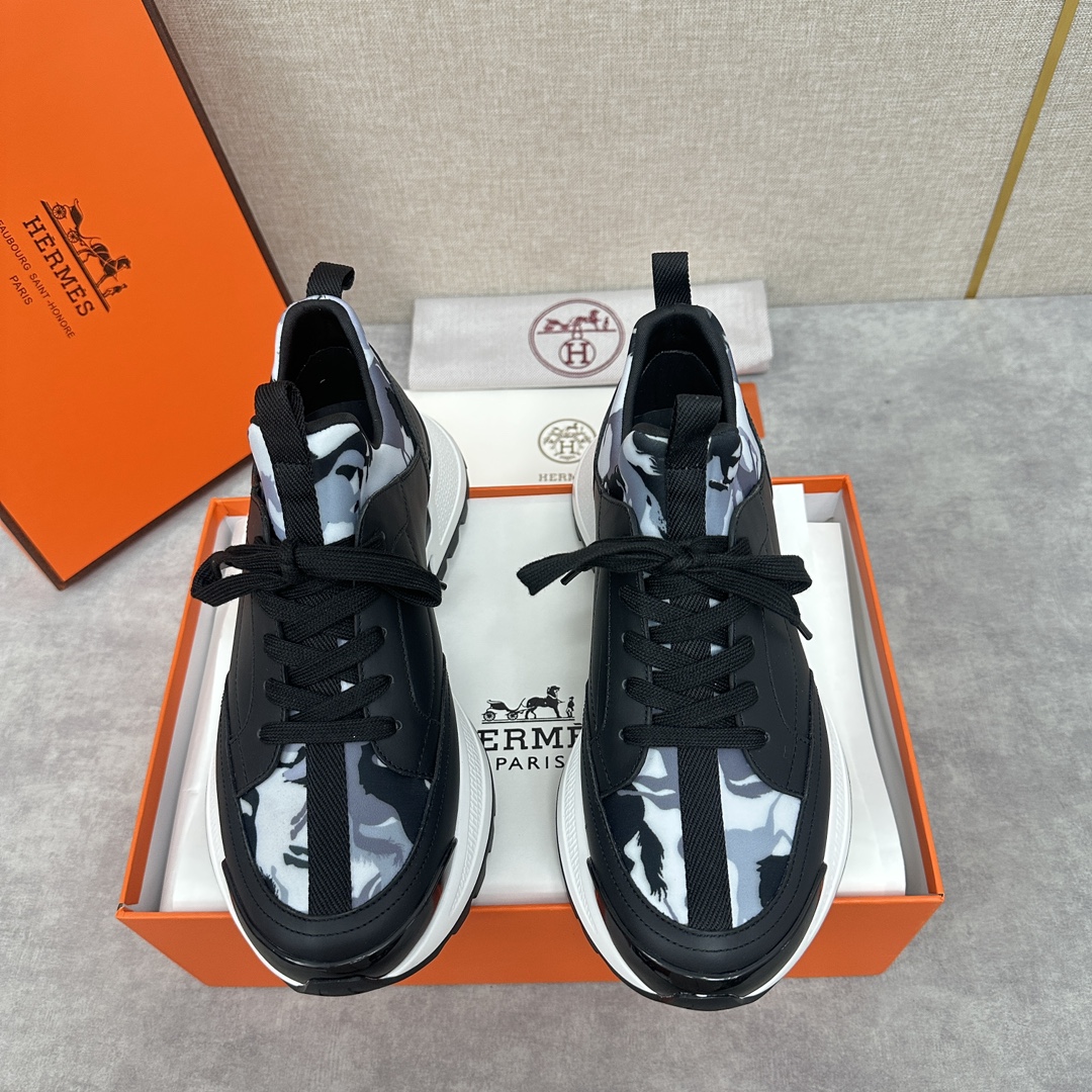 The Hermes Jumpy sneaker collection features a combination of materials, imported cowhide leather and high-tech Jersey fabric prints, webbing across the upper and webbing on the tongue, webbing on the heel, and webbing on the toe and heel with a glossy TPU patch and the original combination of two-tone rubber soles. The spirit of the century-old Fubo presents this new creation, which opens the way for the continuation of the spirit through the details of each detail, bringing a fun, artistic and modern style. Surprising encounters to create a very light and energetic fashionable modern style! The letter "H" is accompanied by the letter "H" in four colors! Available in the original packaging!Standard counter size: 39-44# (38.45🉑️ customized) P840