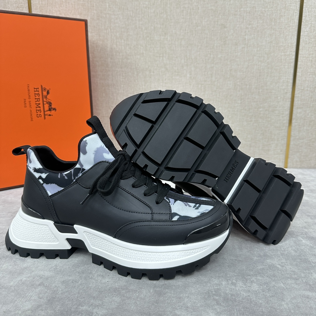 The Hermes Jumpy sneaker collection features a combination of materials, imported cowhide leather and high-tech Jersey fabric prints, webbing across the upper and webbing on the tongue, webbing on the heel, and webbing on the toe and heel with a glossy TPU patch and the original combination of two-tone rubber soles. The spirit of the century-old Fubo presents this new creation, which opens the way for the continuation of the spirit through the details of each detail, bringing a fun, artistic and modern style. Surprising encounters to create a very light and energetic fashionable modern style! The letter "H" is accompanied by the letter "H" in four colors! Available in the original packaging!Standard counter size: 39-44# (38.45🉑️ customized) P840