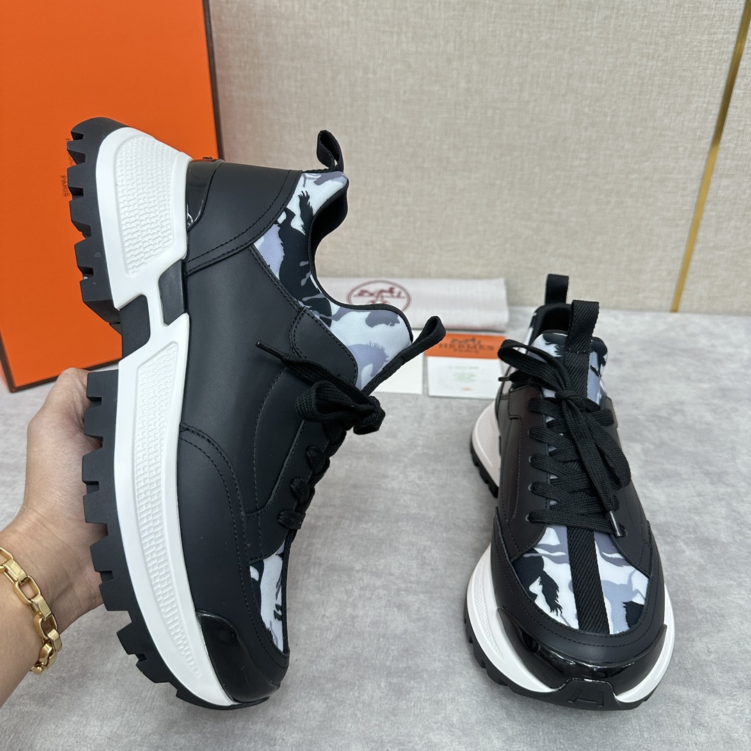 The Hermes Jumpy sneaker collection features a combination of materials, imported cowhide leather and high-tech Jersey fabric prints, webbing across the upper and webbing on the tongue, webbing on the heel, and webbing on the toe and heel with a glossy TPU patch and the original combination of two-tone rubber soles. The spirit of the century-old Fubo presents this new creation, which opens the way for the continuation of the spirit through the details of each detail, bringing a fun, artistic and modern style. Surprising encounters to create a very light and energetic fashionable modern style! The letter "H" is accompanied by the letter "H" in four colors! Available in the original packaging!Standard counter size: 39-44# (38.45🉑️ customized) P840