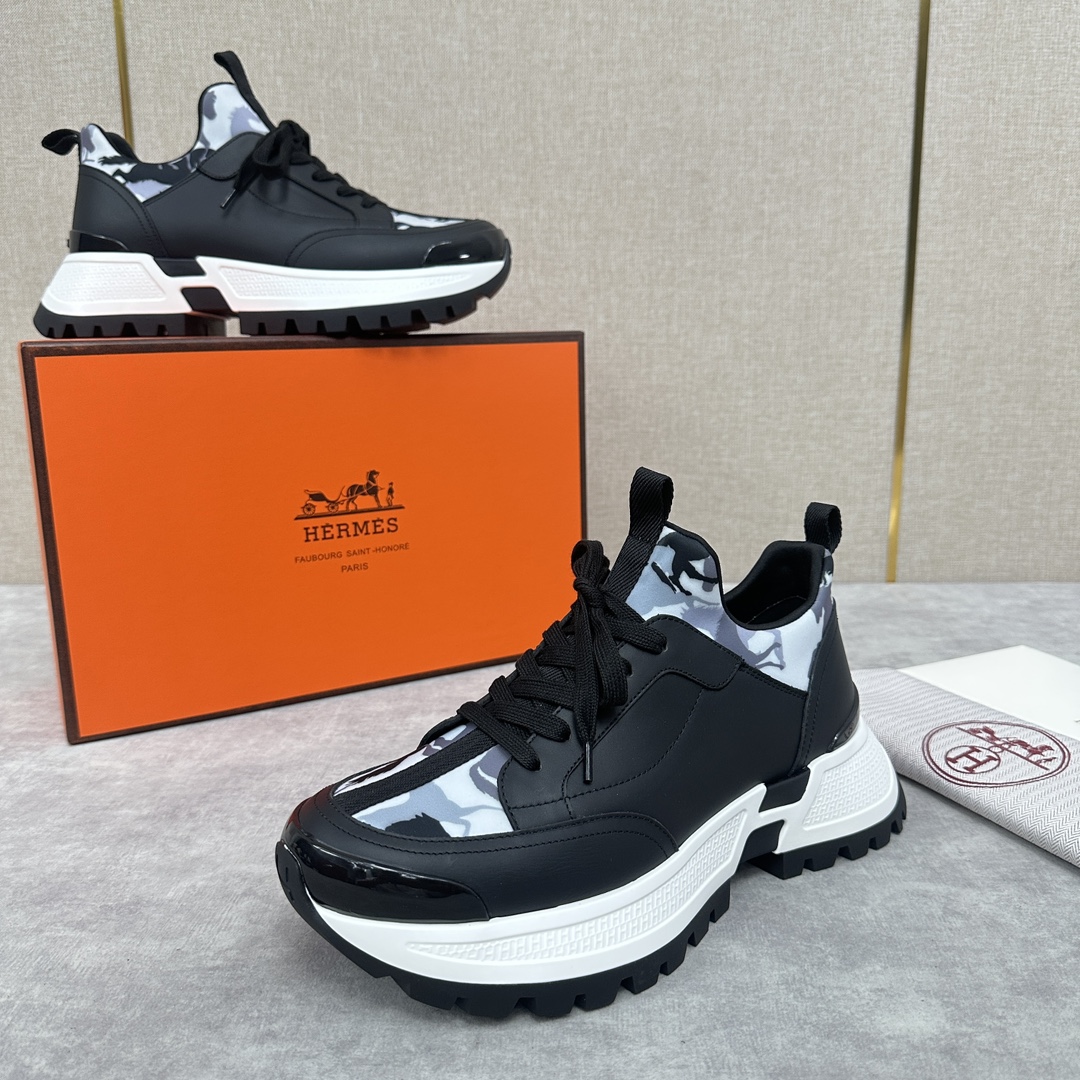 The Hermes Jumpy sneaker collection features a combination of materials, imported cowhide leather and high-tech Jersey fabric prints, webbing across the upper and webbing on the tongue, webbing on the heel, and webbing on the toe and heel with a glossy TPU patch and the original combination of two-tone rubber soles. The spirit of the century-old Fubo presents this new creation, which opens the way for the continuation of the spirit through the details of each detail, bringing a fun, artistic and modern style. Surprising encounters to create a very light and energetic fashionable modern style! The letter "H" is accompanied by the letter "H" in four colors! Available in the original packaging!Standard counter size: 39-44# (38.45🉑️ customized) P840