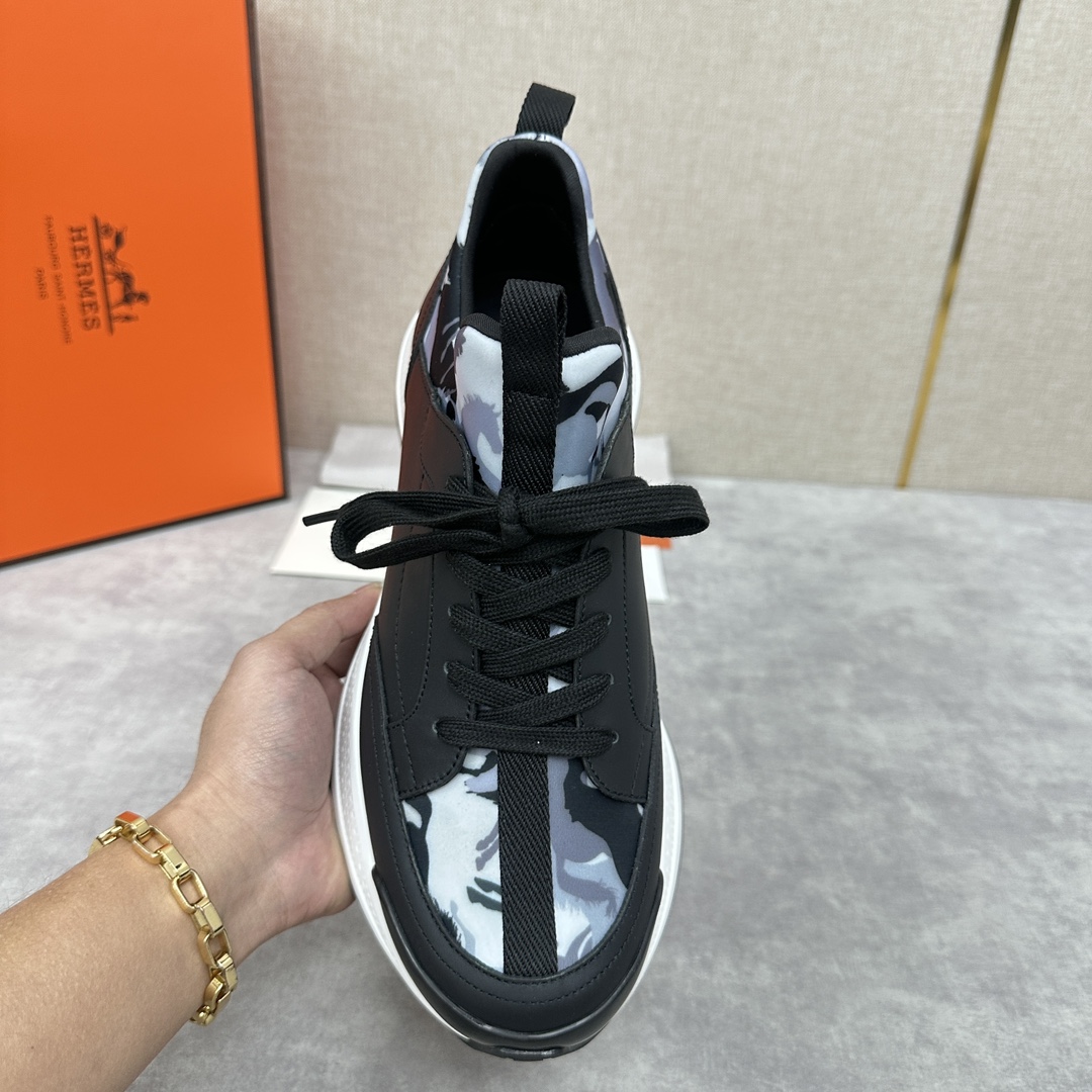 The Hermes Jumpy sneaker collection features a combination of materials, imported cowhide leather and high-tech Jersey fabric prints, webbing across the upper and webbing on the tongue, webbing on the heel, and webbing on the toe and heel with a glossy TPU patch and the original combination of two-tone rubber soles. The spirit of the century-old Fubo presents this new creation, which opens the way for the continuation of the spirit through the details of each detail, bringing a fun, artistic and modern style. Surprising encounters to create a very light and energetic fashionable modern style! The letter "H" is accompanied by the letter "H" in four colors! Available in the original packaging!Standard counter size: 39-44# (38.45🉑️ customized) P840