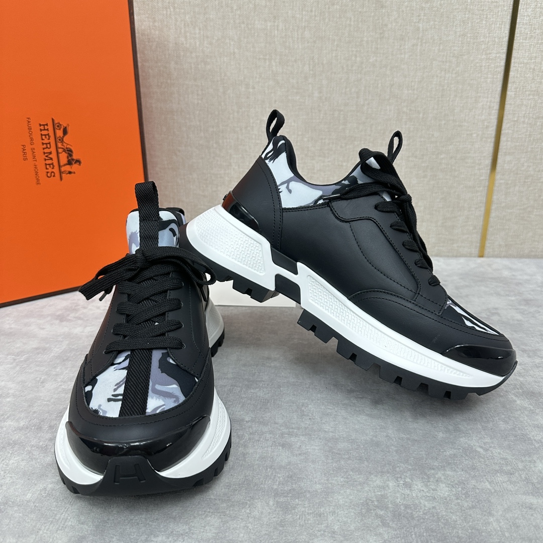 The Hermes Jumpy sneaker collection features a combination of materials, imported cowhide leather and high-tech Jersey fabric prints, webbing across the upper and webbing on the tongue, webbing on the heel, and webbing on the toe and heel with a glossy TPU patch and the original combination of two-tone rubber soles. The spirit of the century-old Fubo presents this new creation, which opens the way for the continuation of the spirit through the details of each detail, bringing a fun, artistic and modern style. Surprising encounters to create a very light and energetic fashionable modern style! The letter "H" is accompanied by the letter "H" in four colors! Available in the original packaging!Standard counter size: 39-44# (38.45🉑️ customized) P840