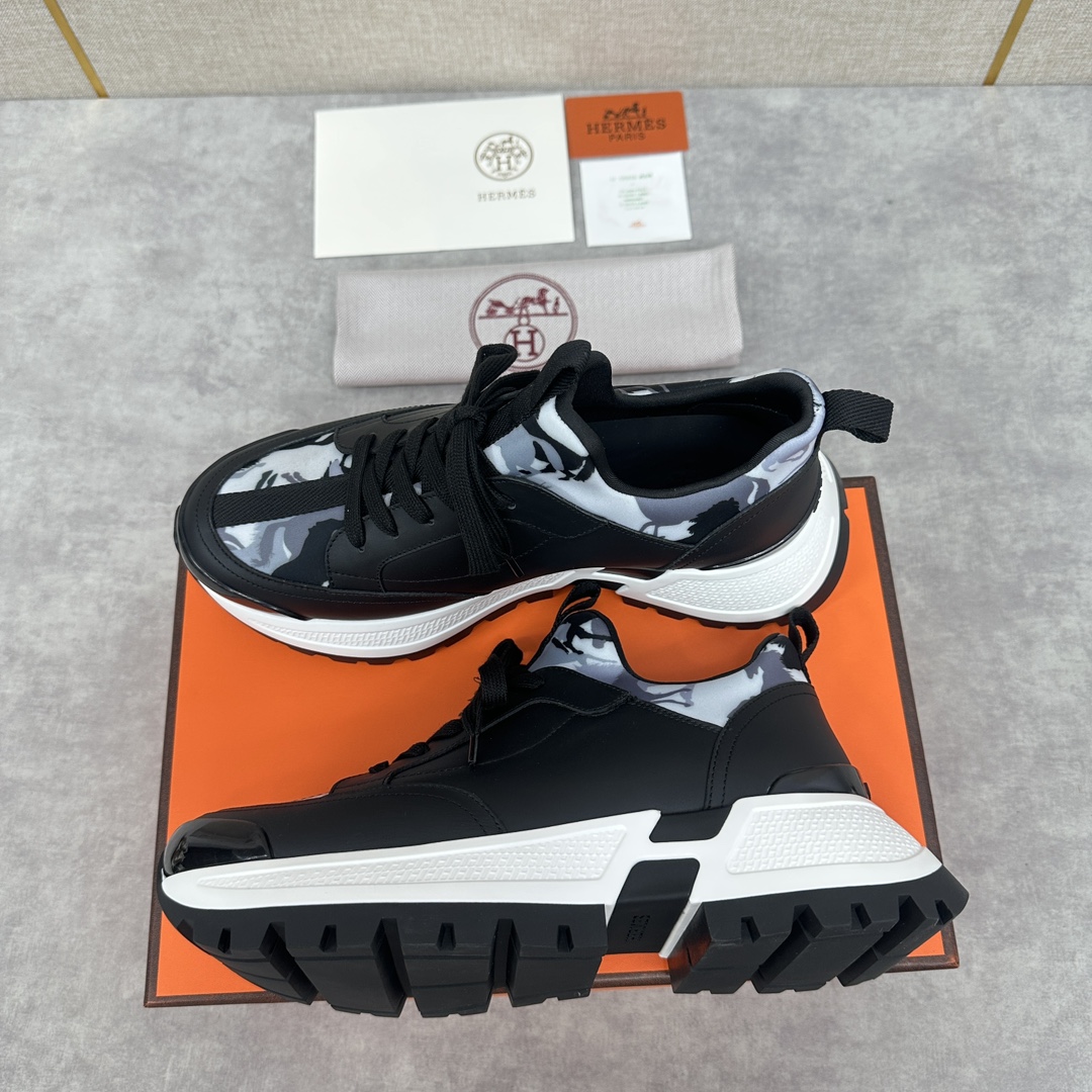 The Hermes Jumpy sneaker collection features a combination of materials, imported cowhide leather and high-tech Jersey fabric prints, webbing across the upper and webbing on the tongue, webbing on the heel, and webbing on the toe and heel with a glossy TPU patch and the original combination of two-tone rubber soles. The spirit of the century-old Fubo presents this new creation, which opens the way for the continuation of the spirit through the details of each detail, bringing a fun, artistic and modern style. Surprising encounters to create a very light and energetic fashionable modern style! The letter "H" is accompanied by the letter "H" in four colors! Available in the original packaging!Standard counter size: 39-44# (38.45🉑️ customized) P840