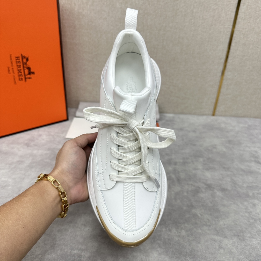 The Hermes Jumpy sneaker collection features a combination of materials, imported cowhide leather and high-tech Jersey fabric prints, webbing across the upper and webbing on the tongue, webbing on the heel, and webbing on the toe and heel with a glossy TPU patch and the original combination of two-tone rubber soles. The spirit of the century-old Fubo presents this new creation, which opens the way for the continuation of the spirit through the details of each detail, bringing a fun, artistic and modern style. Surprising encounters to create a very light and energetic fashionable modern style! The letter "H" is accompanied by the letter "H" in four colors! Available in the original packaging!Standard counter size: 39-44# (38.45🉑️ customized) P840