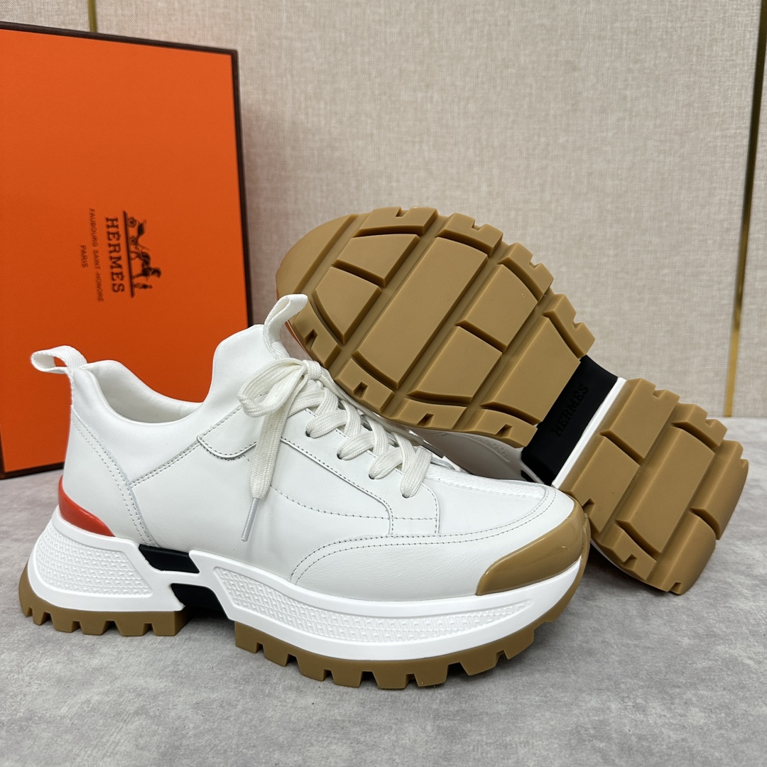 The Hermes Jumpy sneaker collection features a combination of materials, imported cowhide leather and high-tech Jersey fabric prints, webbing across the upper and webbing on the tongue, webbing on the heel, and webbing on the toe and heel with a glossy TPU patch and the original combination of two-tone rubber soles. The spirit of the century-old Fubo presents this new creation, which opens the way for the continuation of the spirit through the details of each detail, bringing a fun, artistic and modern style. Surprising encounters to create a very light and energetic fashionable modern style! The letter "H" is accompanied by the letter "H" in four colors! Available in the original packaging!Standard counter size: 39-44# (38.45🉑️ customized) P840