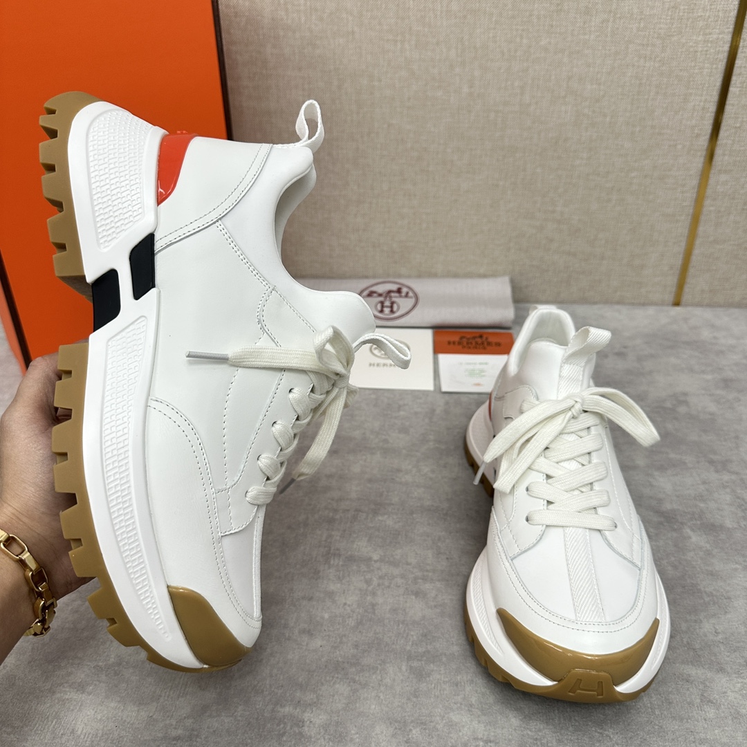The Hermes Jumpy sneaker collection features a combination of materials, imported cowhide leather and high-tech Jersey fabric prints, webbing across the upper and webbing on the tongue, webbing on the heel, and webbing on the toe and heel with a glossy TPU patch and the original combination of two-tone rubber soles. The spirit of the century-old Fubo presents this new creation, which opens the way for the continuation of the spirit through the details of each detail, bringing a fun, artistic and modern style. Surprising encounters to create a very light and energetic fashionable modern style! The letter "H" is accompanied by the letter "H" in four colors! Available in the original packaging!Standard counter size: 39-44# (38.45🉑️ customized) P840