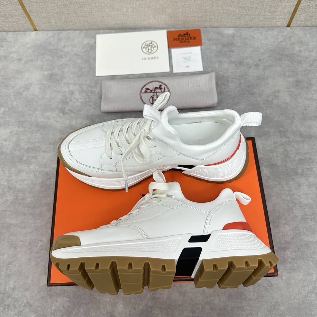 The Hermes Jumpy sneaker collection features a combination of materials, imported cowhide leather and high-tech Jersey fabric prints, webbing across the upper and webbing on the tongue, webbing on the heel, and webbing on the toe and heel with a glossy TPU patch and the original combination of two-tone rubber soles. The spirit of the century-old Fubo presents this new creation, which opens the way for the continuation of the spirit through the details of each detail, bringing a fun, artistic and modern style. Surprising encounters to create a very light and energetic fashionable modern style! The letter "H" is accompanied by the letter "H" in four colors! Available in the original packaging!Standard counter size: 39-44# (38.45🉑️ customized) P840