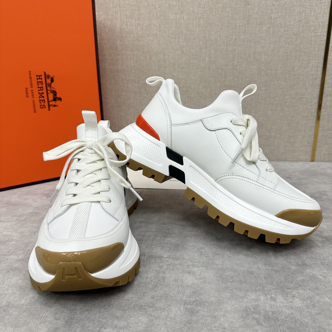 The Hermes Jumpy sneaker collection features a combination of materials, imported cowhide leather and high-tech Jersey fabric prints, webbing across the upper and webbing on the tongue, webbing on the heel, and webbing on the toe and heel with a glossy TPU patch and the original combination of two-tone rubber soles. The spirit of the century-old Fubo presents this new creation, which opens the way for the continuation of the spirit through the details of each detail, bringing a fun, artistic and modern style. Surprising encounters to create a very light and energetic fashionable modern style! The letter "H" is accompanied by the letter "H" in four colors! Available in the original packaging!Standard counter size: 39-44# (38.45🉑️ customized) P840