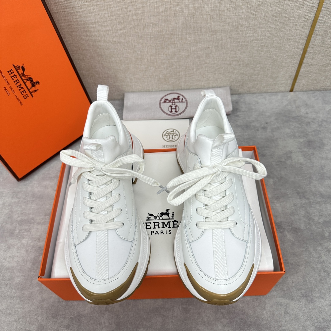 The Hermes Jumpy sneaker collection features a combination of materials, imported cowhide leather and high-tech Jersey fabric prints, webbing across the upper and webbing on the tongue, webbing on the heel, and webbing on the toe and heel with a glossy TPU patch and the original combination of two-tone rubber soles. The spirit of the century-old Fubo presents this new creation, which opens the way for the continuation of the spirit through the details of each detail, bringing a fun, artistic and modern style. Surprising encounters to create a very light and energetic fashionable modern style! The letter "H" is accompanied by the letter "H" in four colors! Available in the original packaging!Standard counter size: 39-44# (38.45🉑️ customized) P840
