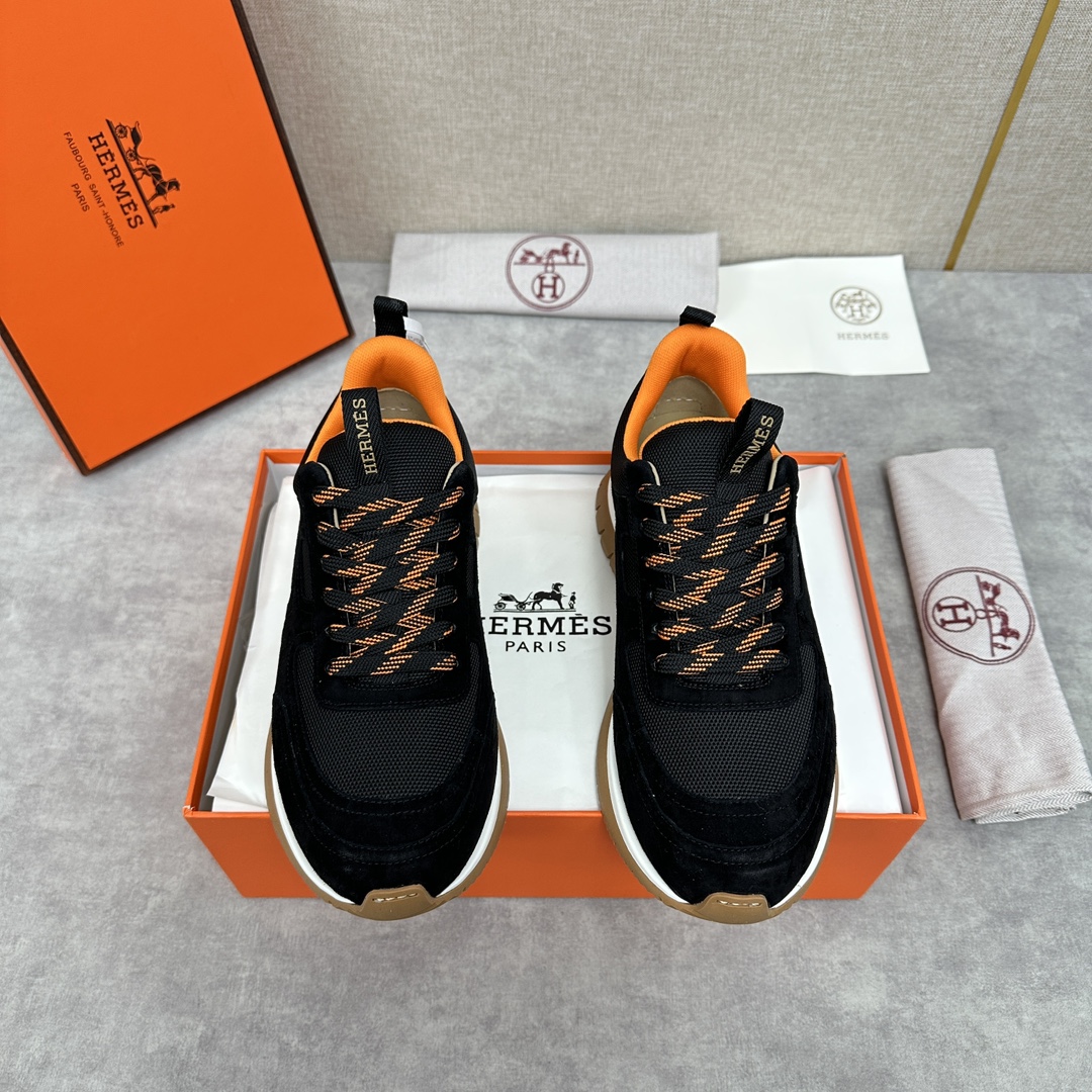 The Hermes Jimmy sneaker collection is made of imported cow suede in a colorblocked hi-tech canvas with a double webbing loop, a logo webbing loop at the tongue and two-tone laces with contrasting stitching, a pumpkin hi-tech canvas lining that echoes the overall color scheme, a natural cowhide leather insole, a white rubber midsole and a grooved honey rubber sole for a modern hiking style. Choose from six colors! Available in original packaging!Standard counter sizes: 39-44# (38.45🉑️ customized) P760