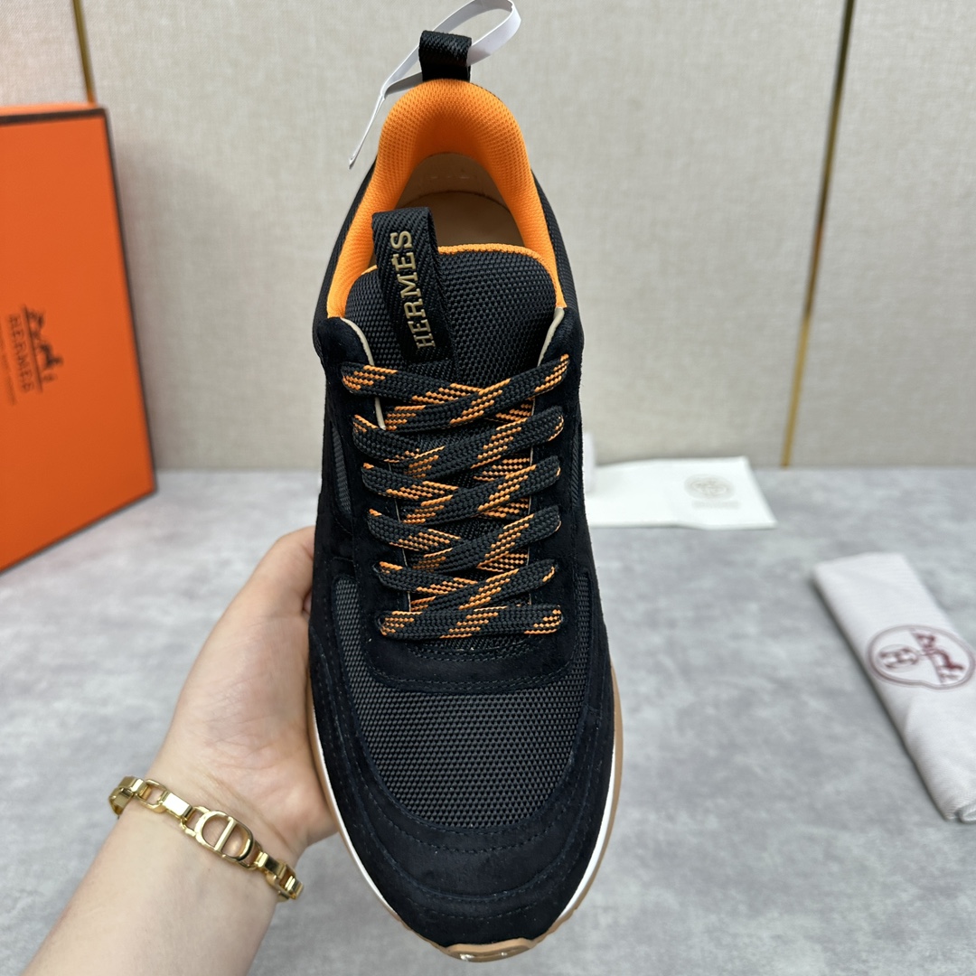 The Hermes Jimmy sneaker collection is made of imported cow suede in a colorblocked hi-tech canvas with a double webbing loop, a logo webbing loop at the tongue and two-tone laces with contrasting stitching, a pumpkin hi-tech canvas lining that echoes the overall color scheme, a natural cowhide leather insole, a white rubber midsole and a grooved honey rubber sole for a modern hiking style. Choose from six colors! Available in original packaging!Standard counter sizes: 39-44# (38.45🉑️ customized) P760