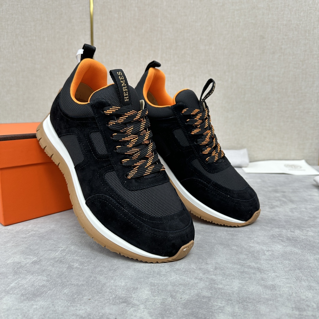 The Hermes Jimmy sneaker collection is made of imported cow suede in a colorblocked hi-tech canvas with a double webbing loop, a logo webbing loop at the tongue and two-tone laces with contrasting stitching, a pumpkin hi-tech canvas lining that echoes the overall color scheme, a natural cowhide leather insole, a white rubber midsole and a grooved honey rubber sole for a modern hiking style. Choose from six colors! Available in original packaging!Standard counter sizes: 39-44# (38.45🉑️ customized) P760