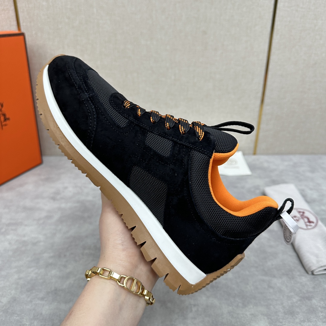 The Hermes Jimmy sneaker collection is made of imported cow suede in a colorblocked hi-tech canvas with a double webbing loop, a logo webbing loop at the tongue and two-tone laces with contrasting stitching, a pumpkin hi-tech canvas lining that echoes the overall color scheme, a natural cowhide leather insole, a white rubber midsole and a grooved honey rubber sole for a modern hiking style. Choose from six colors! Available in original packaging!Standard counter sizes: 39-44# (38.45🉑️ customized) P760