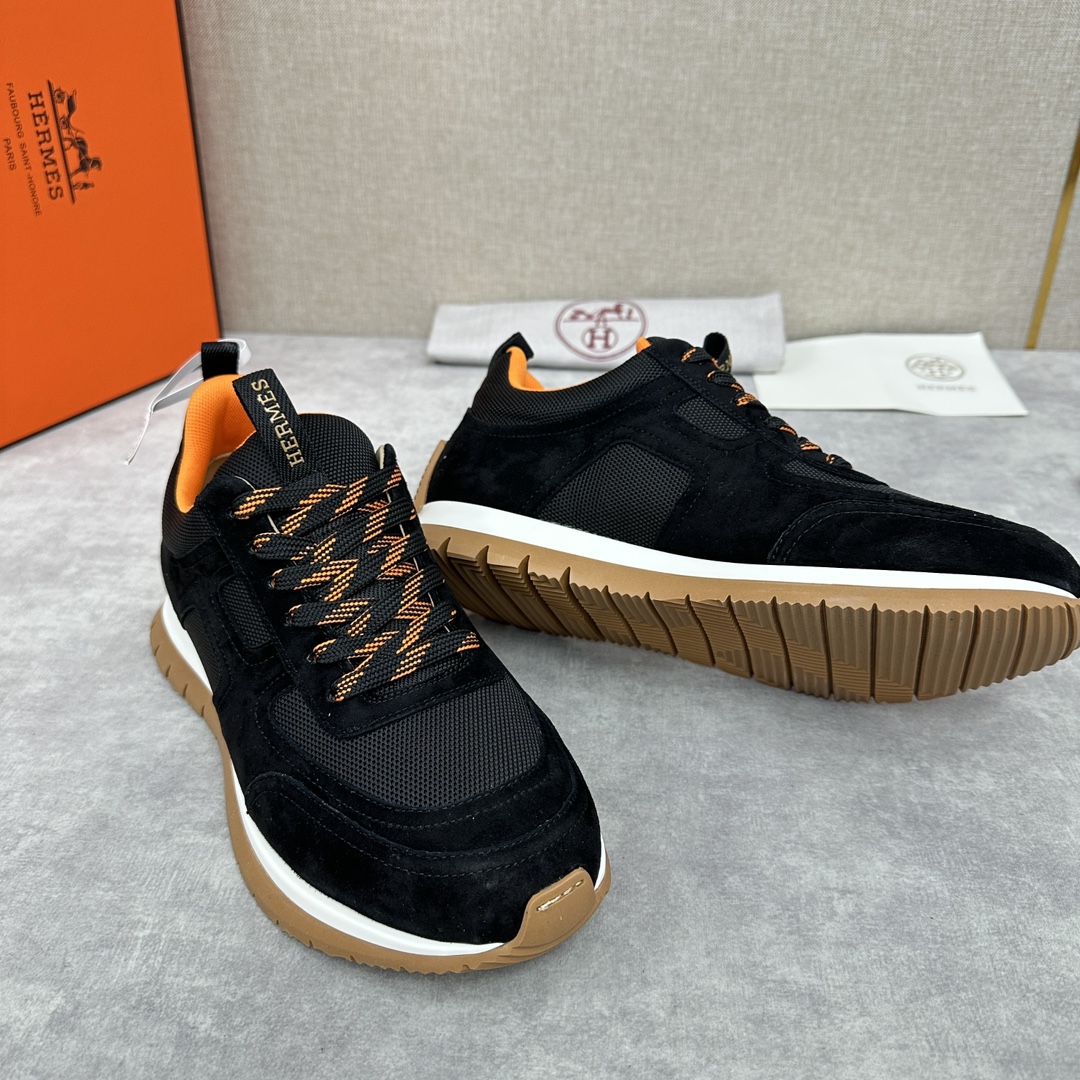 The Hermes Jimmy sneaker collection is made of imported cow suede in a colorblocked hi-tech canvas with a double webbing loop, a logo webbing loop at the tongue and two-tone laces with contrasting stitching, a pumpkin hi-tech canvas lining that echoes the overall color scheme, a natural cowhide leather insole, a white rubber midsole and a grooved honey rubber sole for a modern hiking style. Choose from six colors! Available in original packaging!Standard counter sizes: 39-44# (38.45🉑️ customized) P760