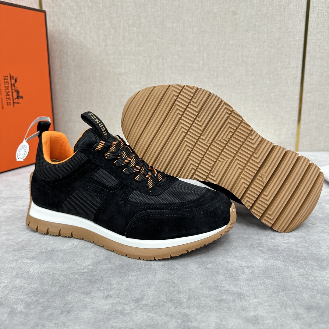 The Hermes Jimmy sneaker collection is made of imported cow suede in a colorblocked hi-tech canvas with a double webbing loop, a logo webbing loop at the tongue and two-tone laces with contrasting stitching, a pumpkin hi-tech canvas lining that echoes the overall color scheme, a natural cowhide leather insole, a white rubber midsole and a grooved honey rubber sole for a modern hiking style. Choose from six colors! Available in original packaging!Standard counter sizes: 39-44# (38.45🉑️ customized) P760